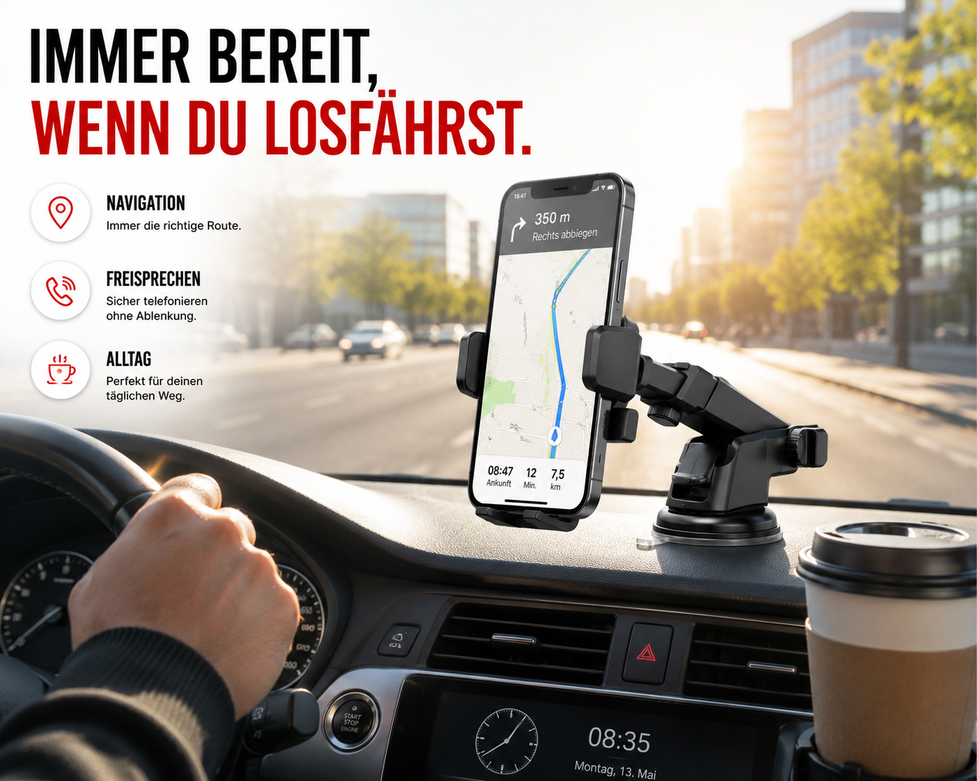 Ein Smartphone in einer KFZ-Halterung auf dem Armaturenbrett zeigt eine Navigationskarte, Hände am Lenkrad.