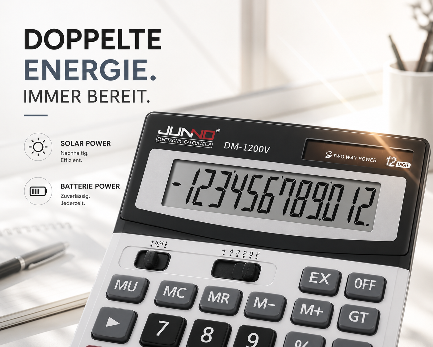 Ein schwarzer Junno Tischrechner DM-1200V mit Solarenergie und Batteriestrom auf einem hellen Schreibtisch.