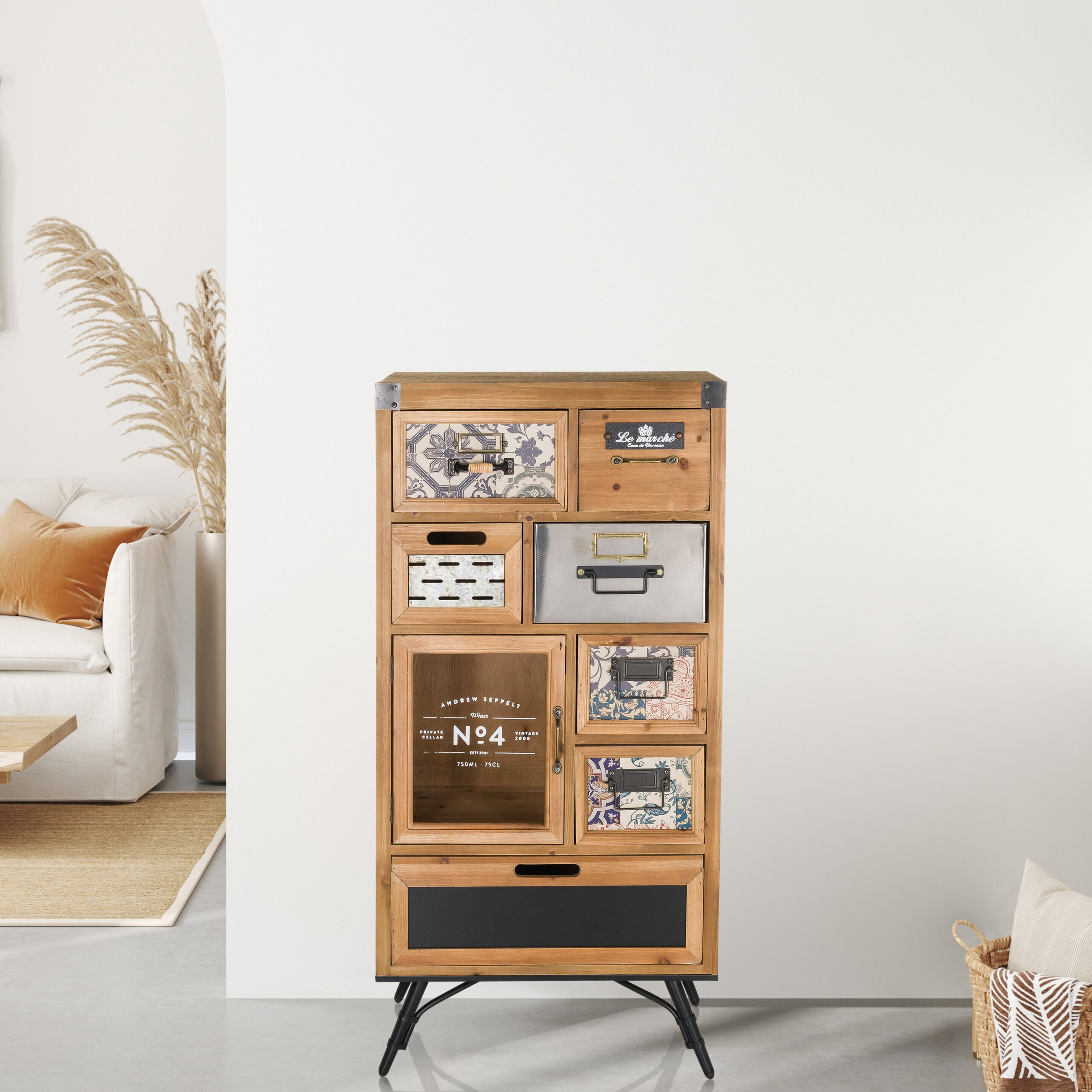 Holzkommode mit Schubladen in verschiedenen Designs auf schwarzen Metallbeinen vor einer weißen Wand.