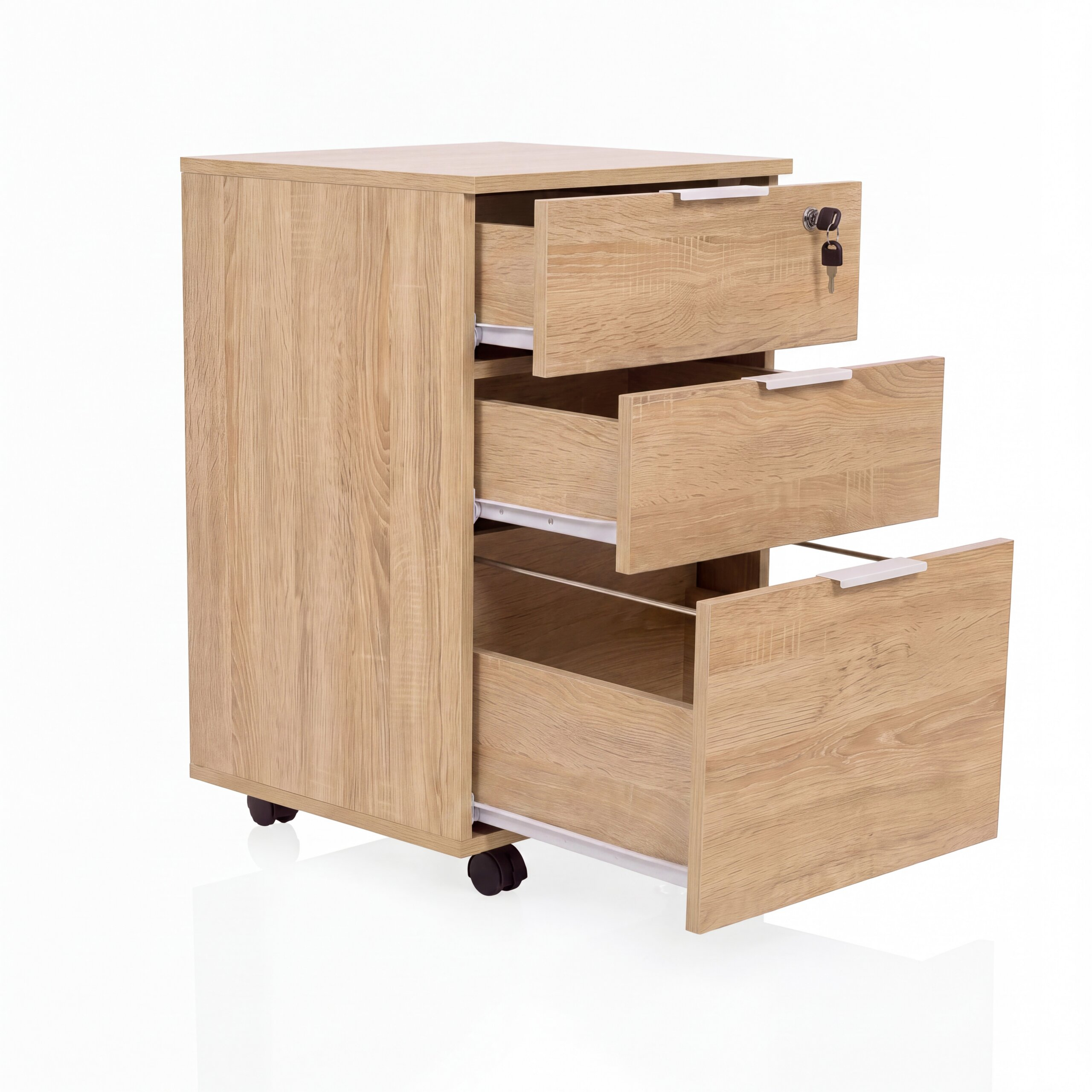 Ein heller Holz-Rollcontainer mit drei offenen Schubladen, Schlüssel im oberen Schloss, vor weißem Hintergrund.