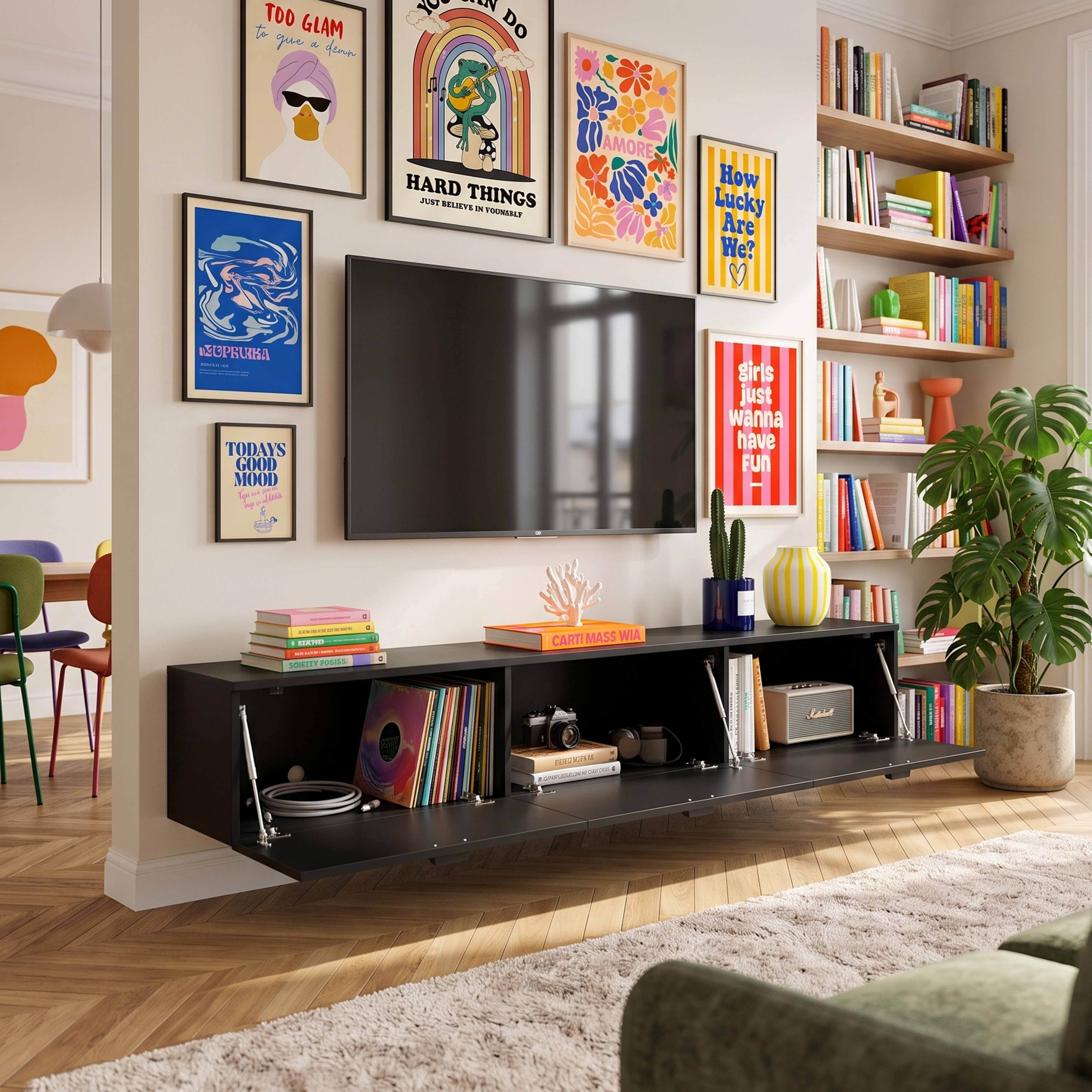 Wohnzimmer mit schwarzem Lowboard, wandmontiertem Fernseher, bunten Postern und vollgestelltem Bücherregal.