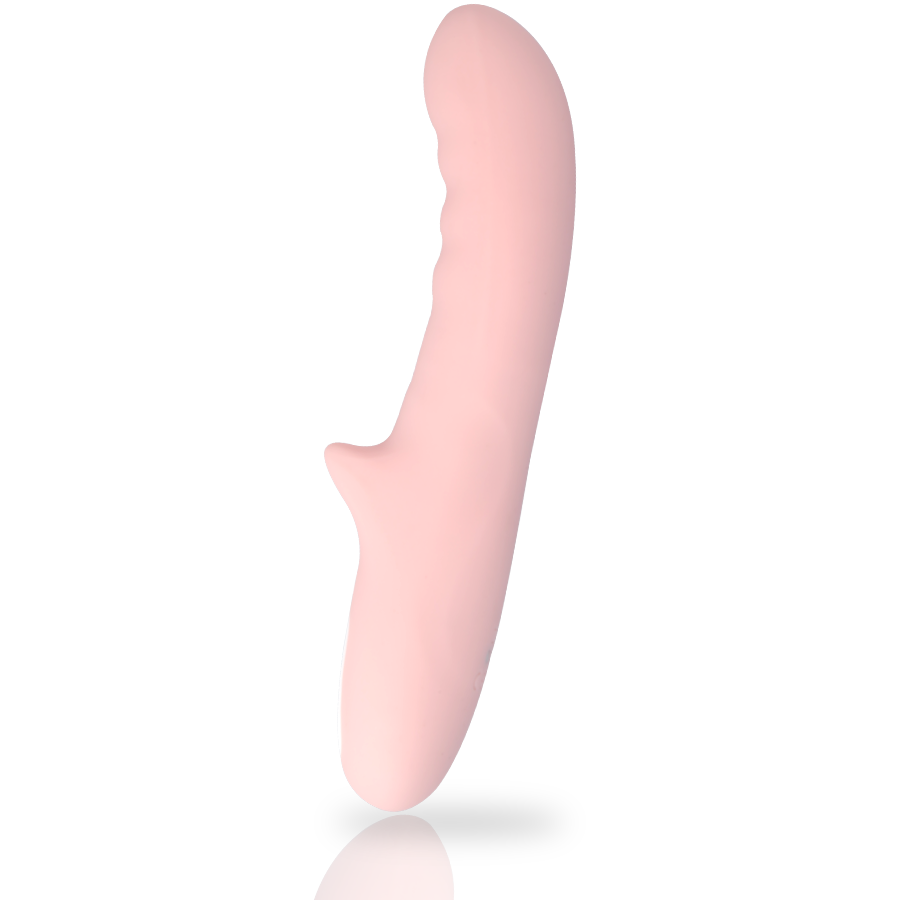 Un producto de bienestar de silicona de color rosa claro curvado se encuentra en posición vertical sobre fondo blanco.