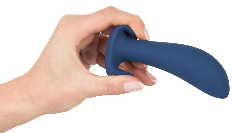 Eine Hand hält einen blauen, geschwungenen Massage- oder Sexspielzeug gegen einen weißen Hintergrund.