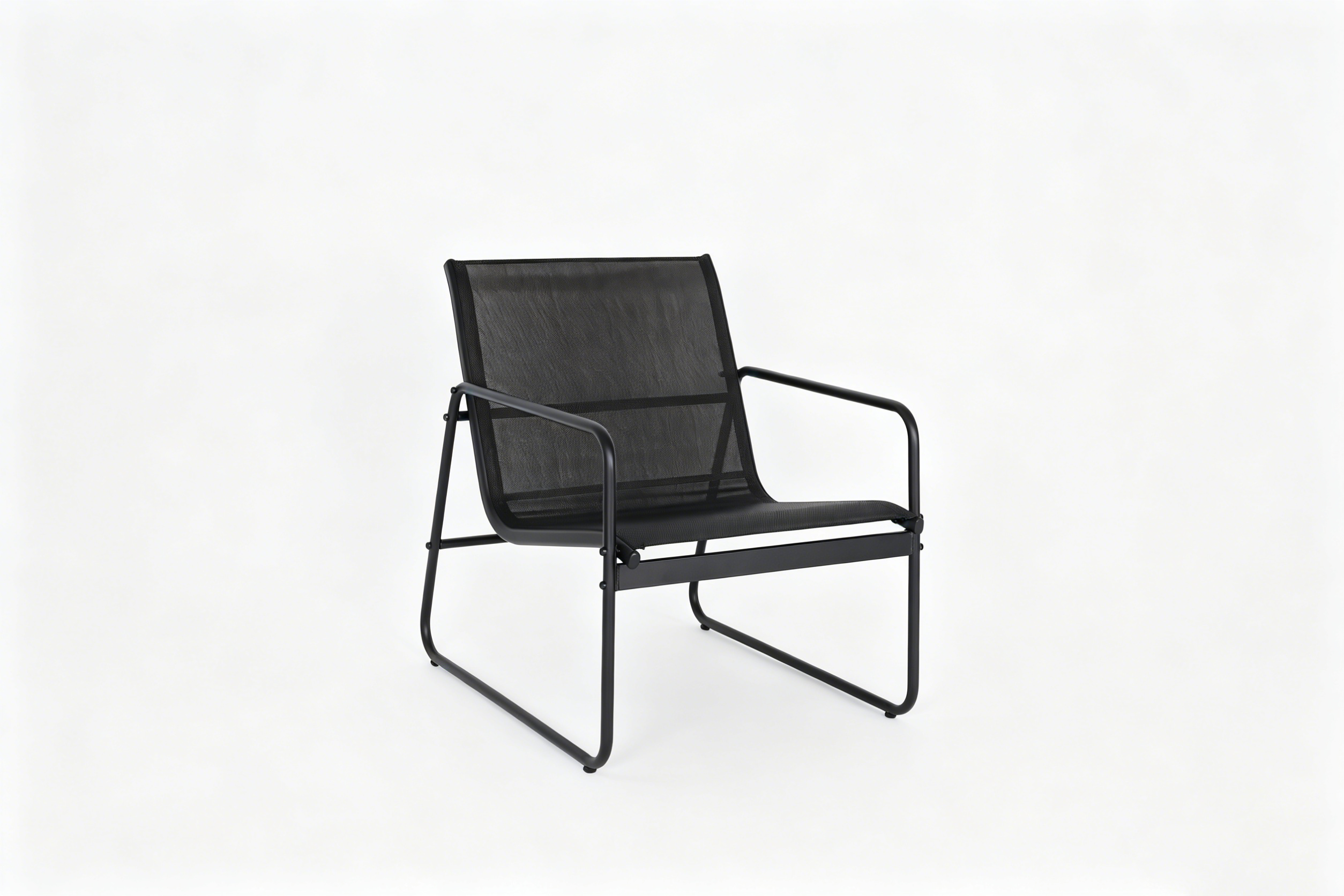 Un sillón moderno negro con estructura de metal y tela de malla sobre fondo blanco.