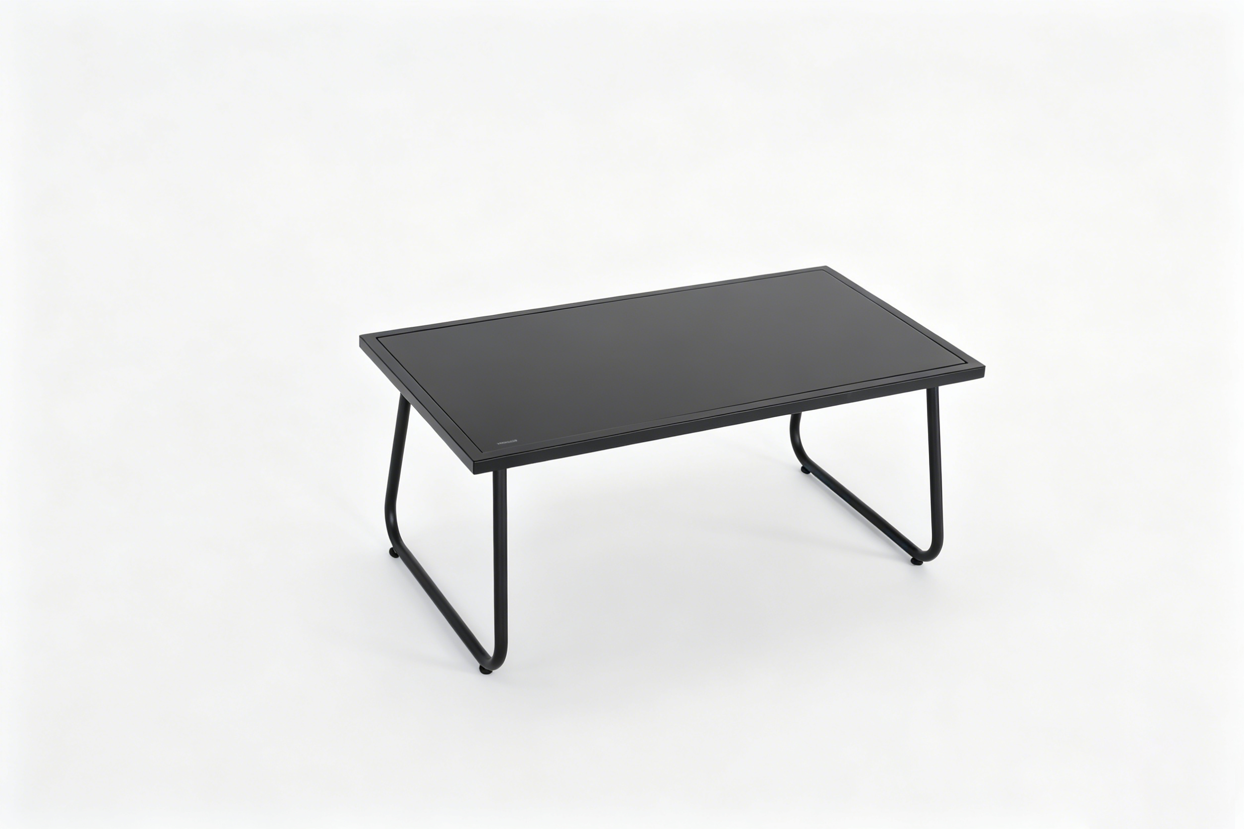 Una mesa negra moderna con patas de metal sobre un fondo blanco.