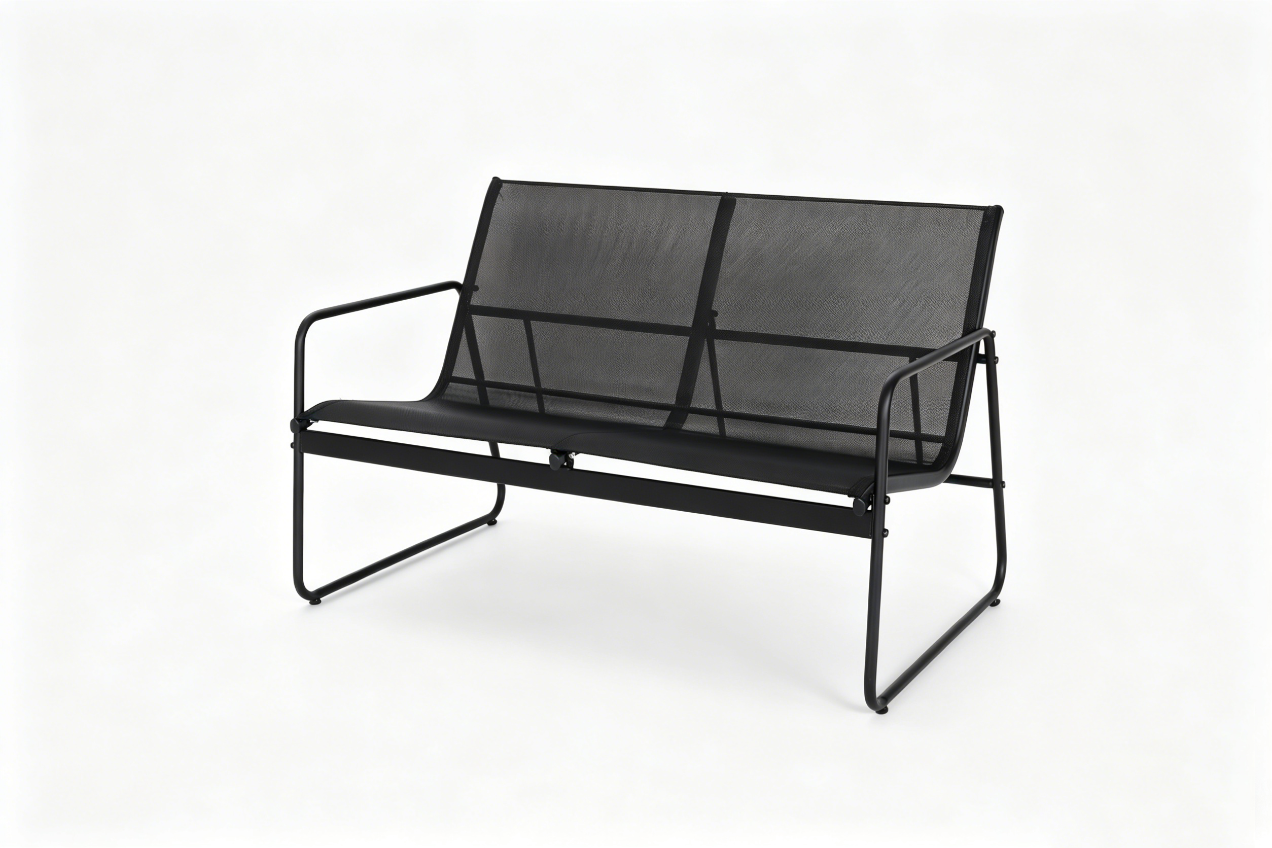 Un banco de exterior de metal negro moderno con respaldo y asiento de malla, aislado en fondo blanco.