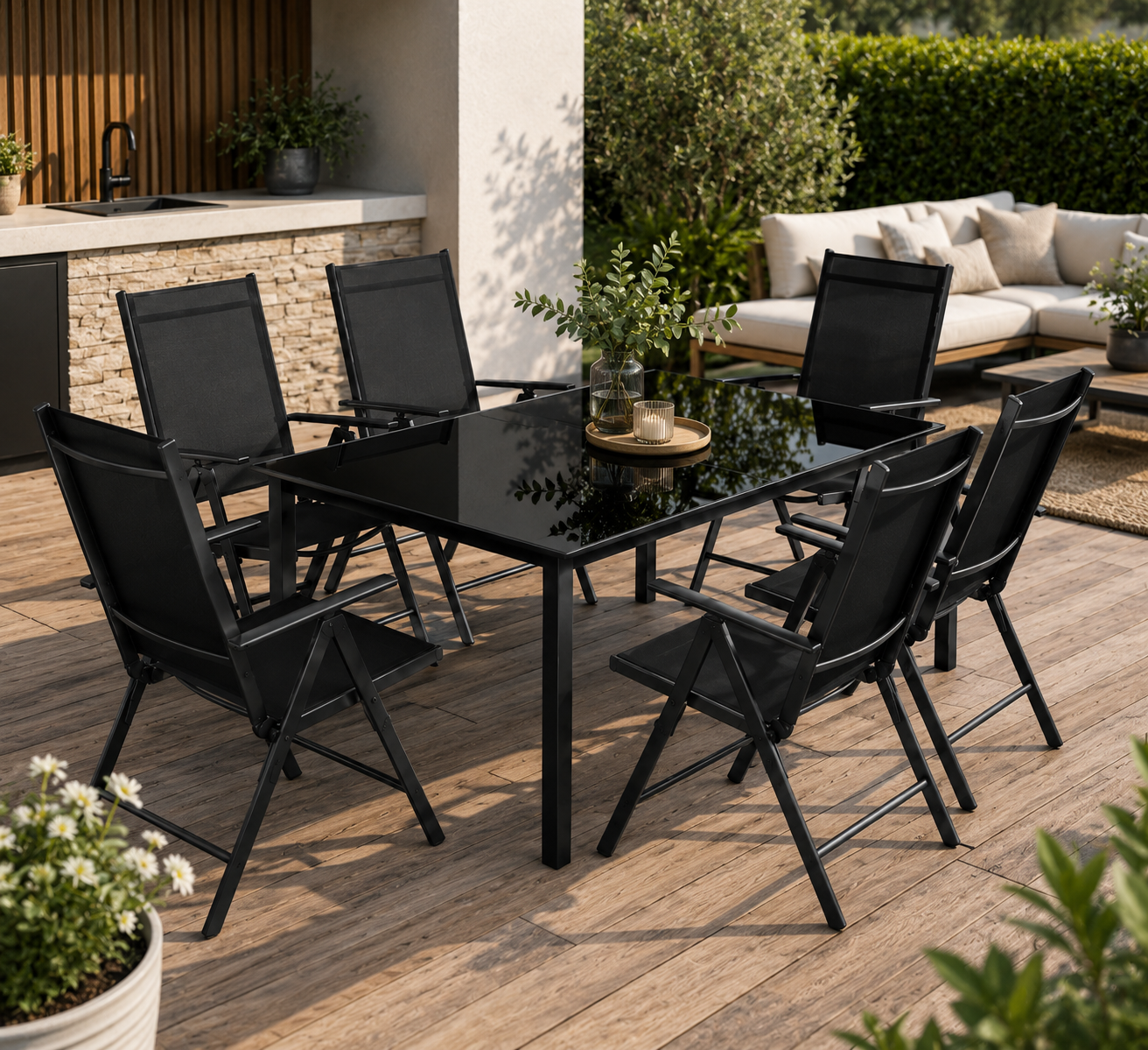 Conjunto de comedor exterior moderno con mesa negra y seis sillas a juego en una terraza.