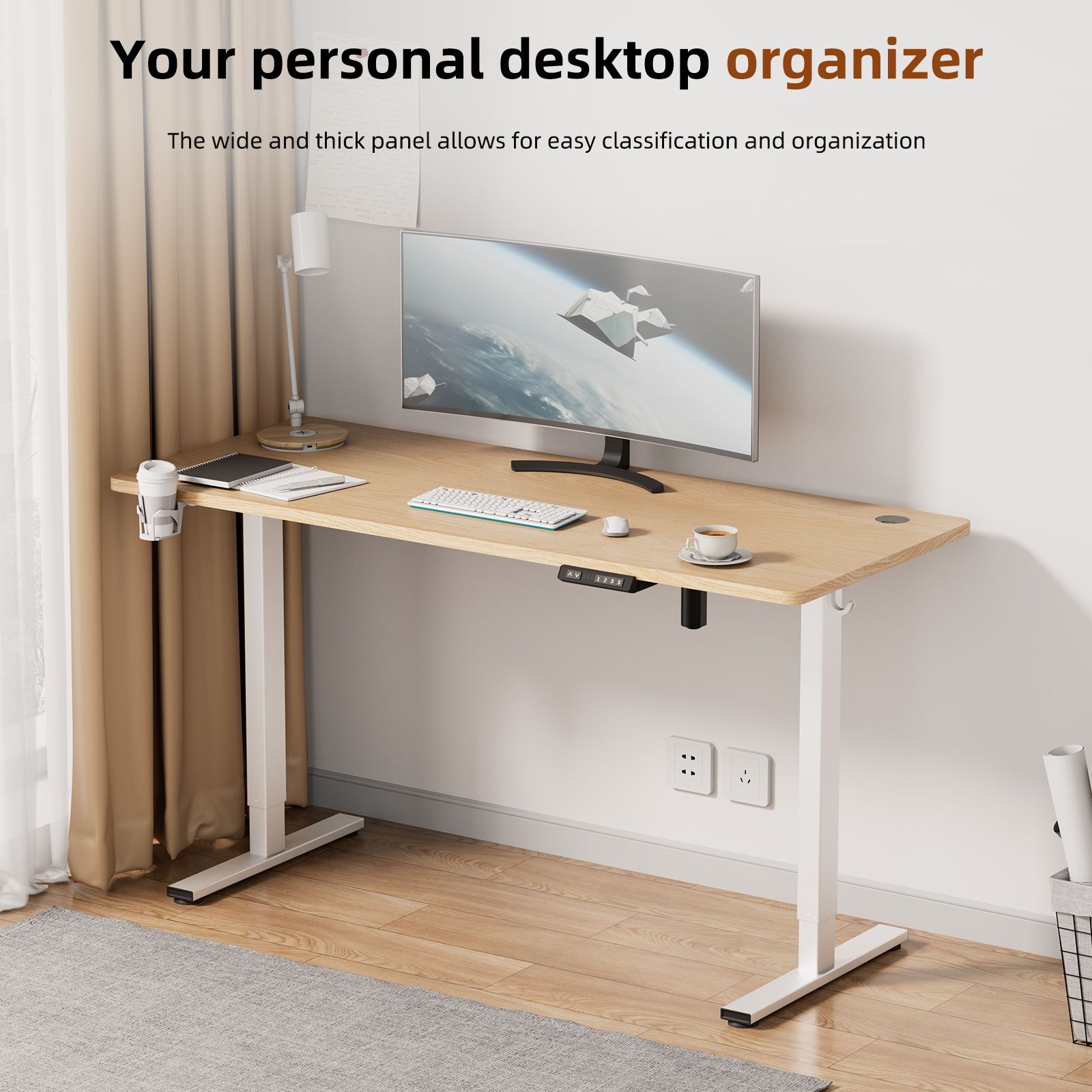 Un escritorio de madera ajustable con marco blanco, monitor, teclado, lámpara y taza de café en una habitación luminosa.