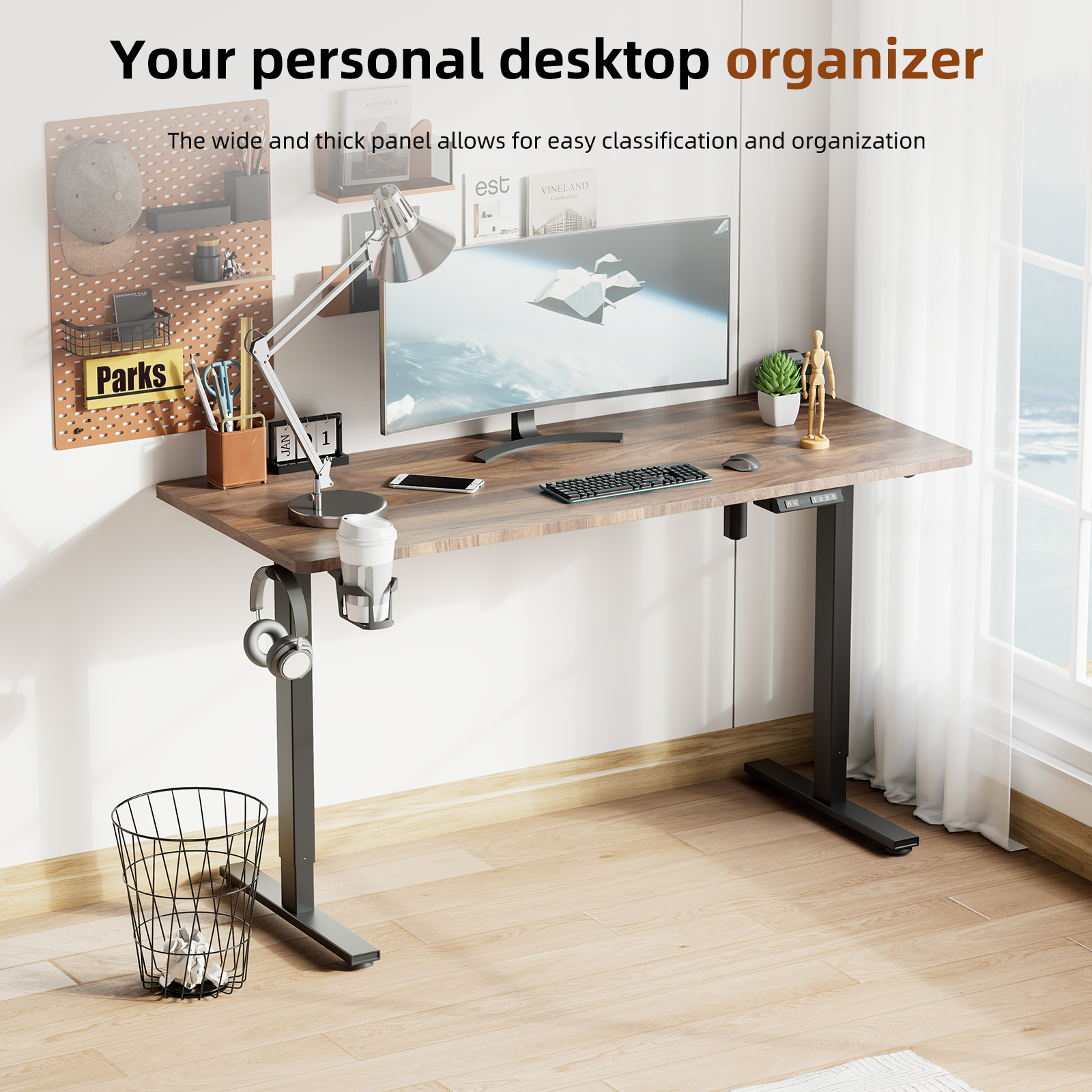 Escritorio elevable moderno con monitor, lámpara y accesorios en una habitación luminosa.