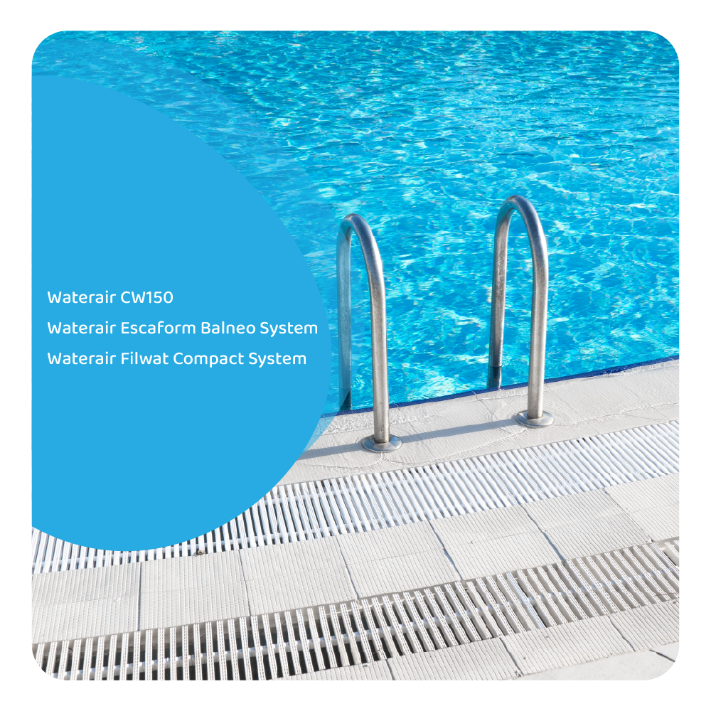 Piscina scintillante con acqua blu, corrimano in metallo e bordo bianco. Testo a sinistra.