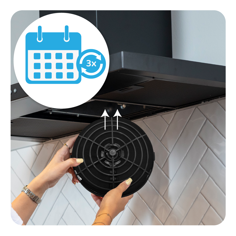 Persona che installa un filtro nero rotondo in una cappa da cucina.