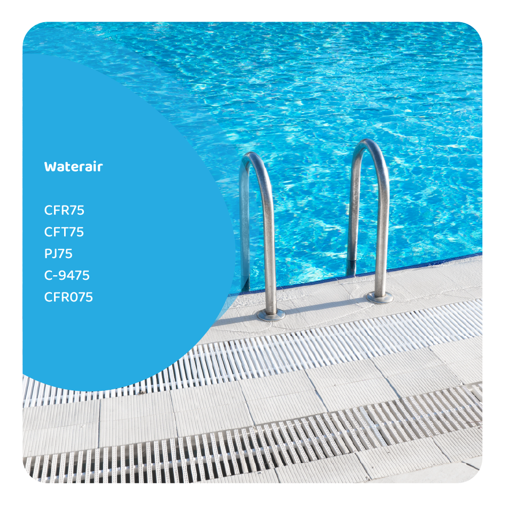 Piscina con corrimano in acciaio inossidabile e bordo bianco, sovrapposta a del testo a sinistra.