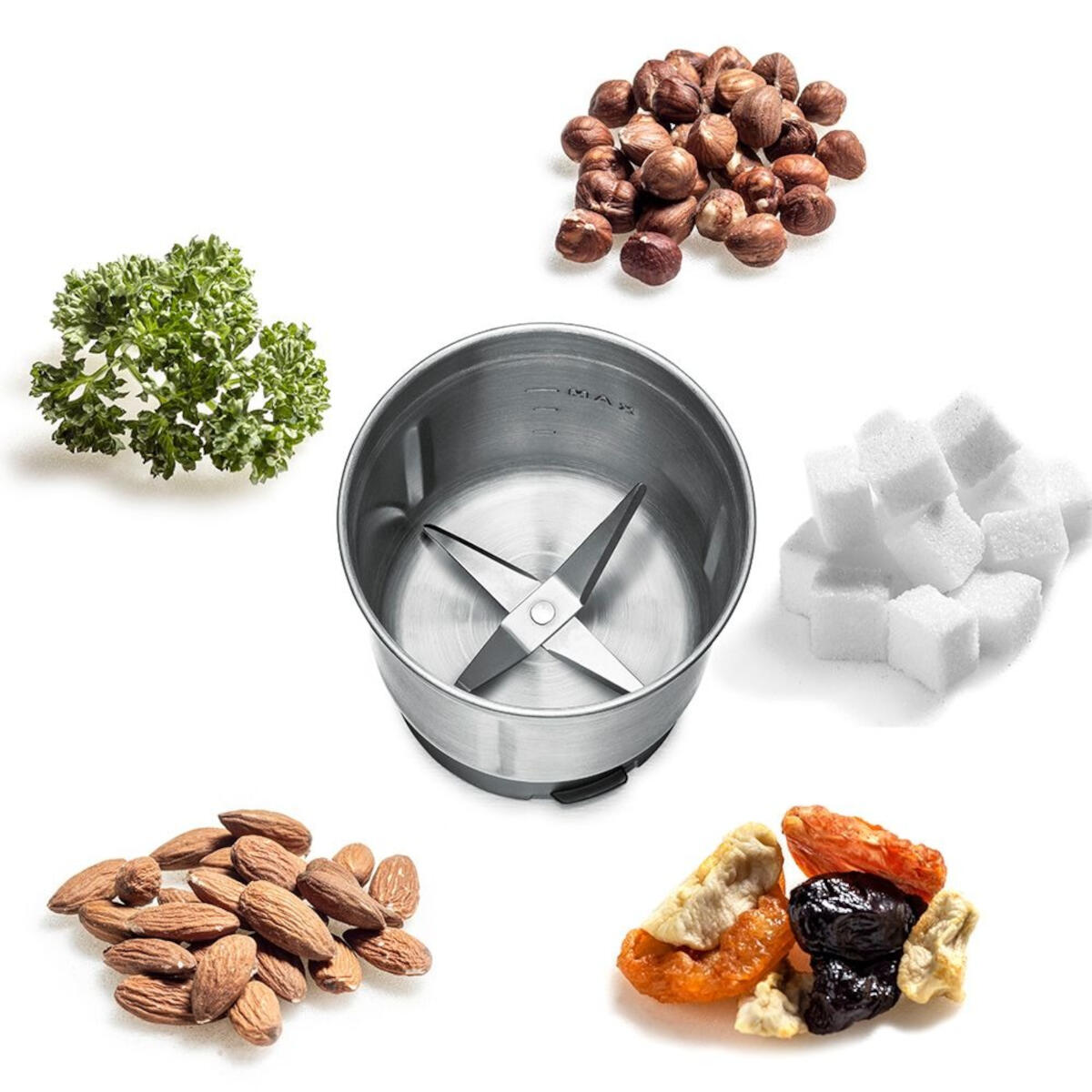 Tazza macinacaffè in acciaio inox con lame, circondata da noci, prezzemolo, zollette di zucchero e frutta secca.