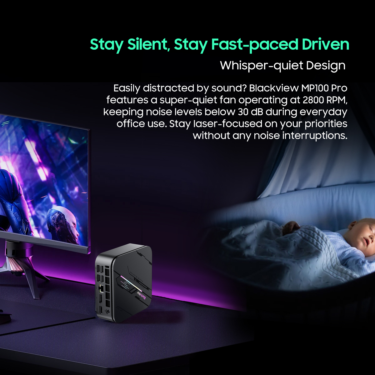 Mini PC na biurku z monitorem po lewej i śpiącym dzieckiem po prawej w miękkim świetle.
