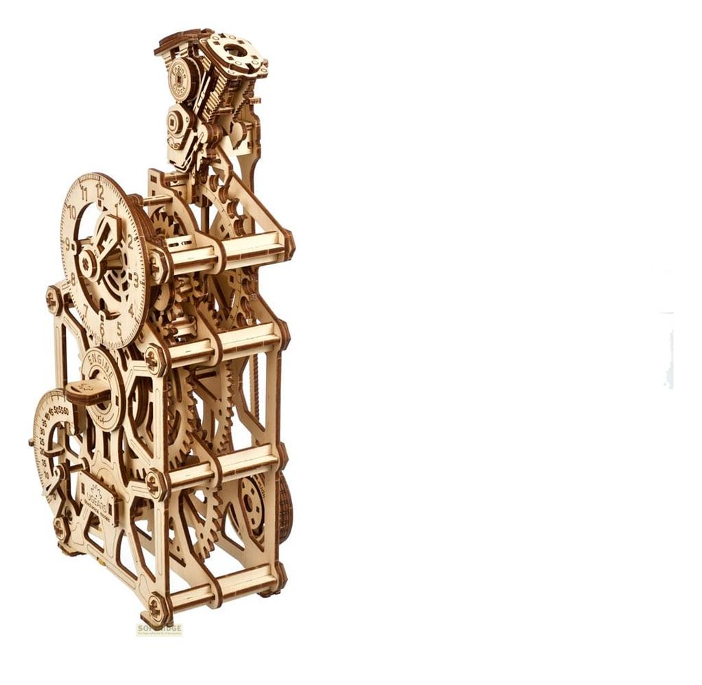Ein komplexes mechanisches Holzmodell mit Zahnrädern und Zifferblättern auf weißem Hintergrund.