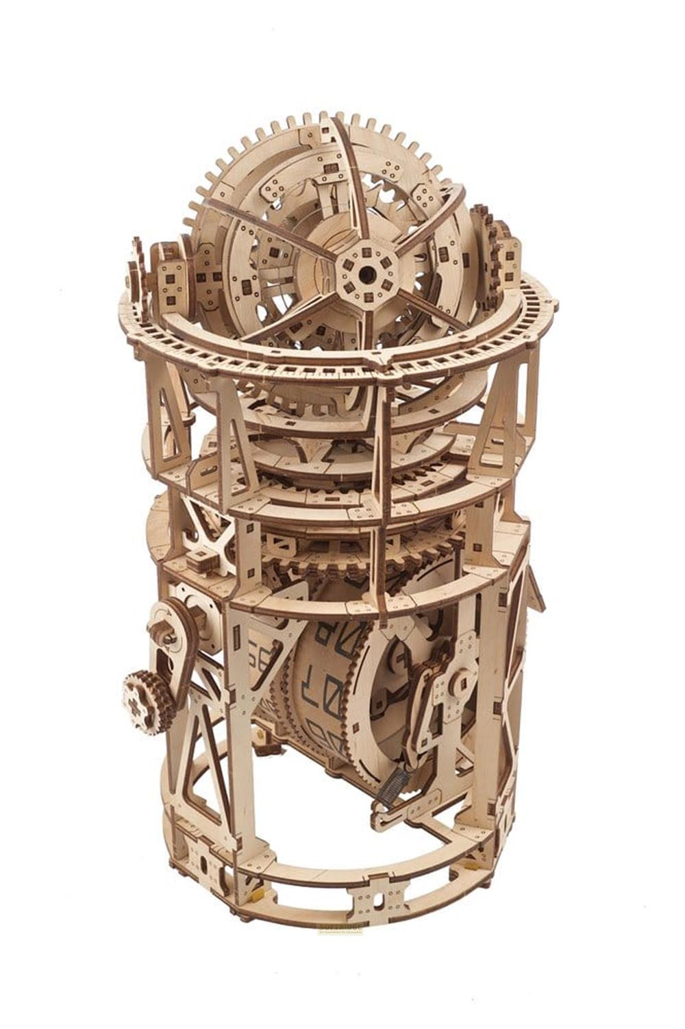 Ein detailreiches, mechanisches 3D-Holzpuzzle mit Zahnrädern und drehbaren Ringen auf weißem Hintergrund.