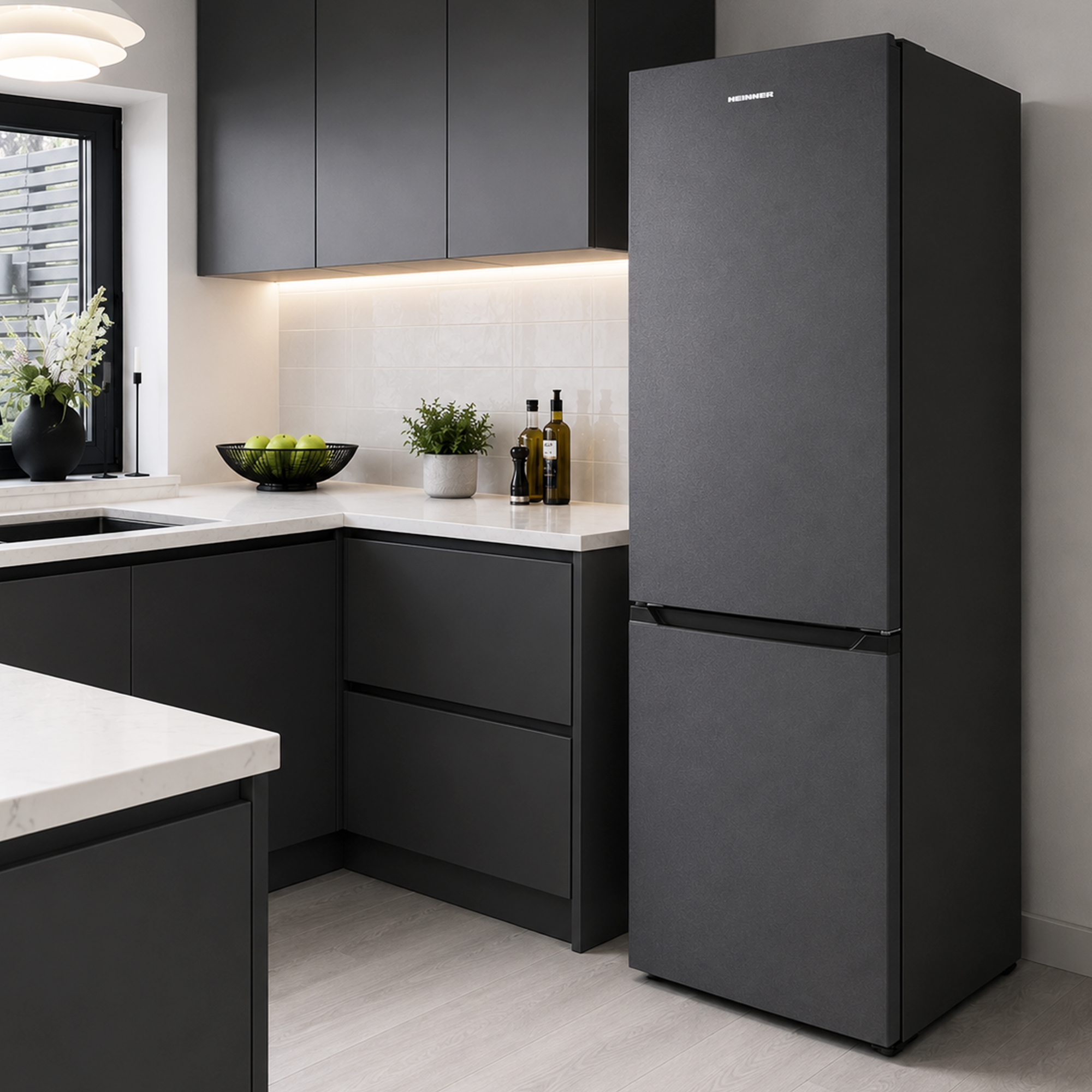 Ein moderner schwarzer Kühlschrank steht in einer eleganten Küche mit dunklen Schränken.