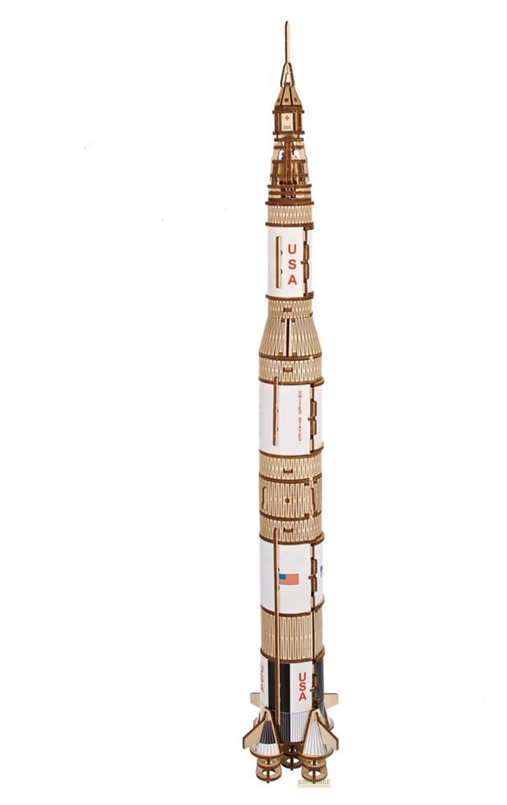 Un dettagliato modello in legno di un razzo Saturn V su sfondo bianco.