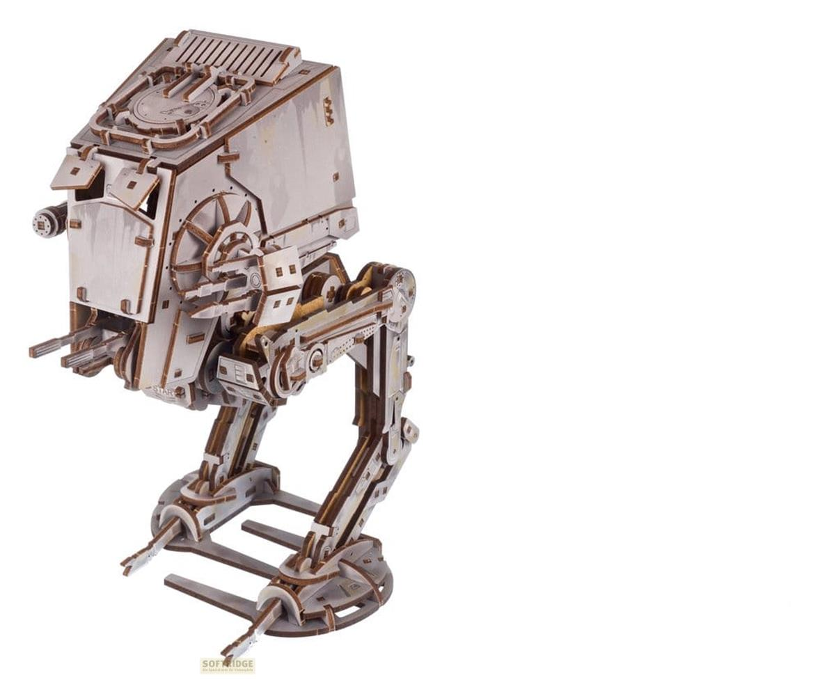 Ein detailreiches, 3D-Holzpuzzle eines AT-ST Läufers aus Star Wars auf weißem Hintergrund.