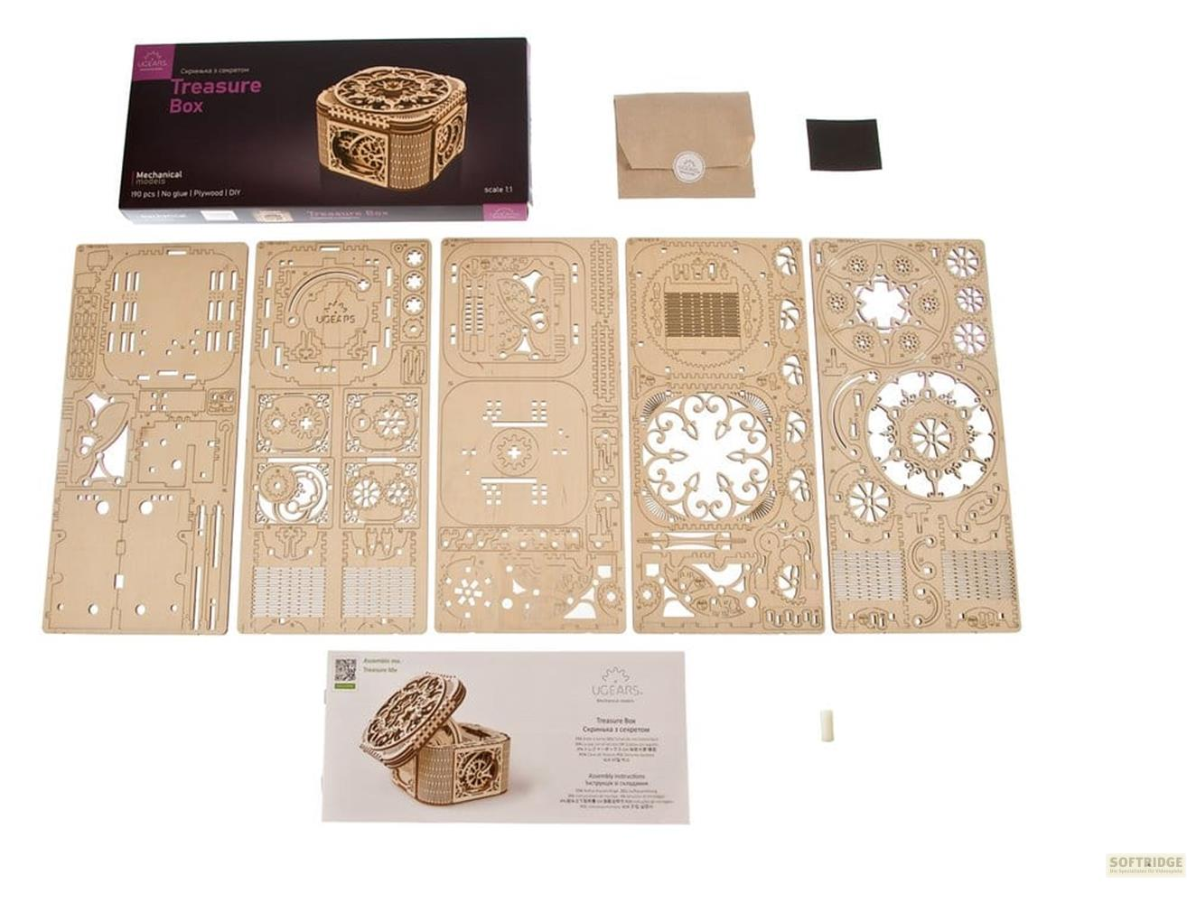 Flache Ansicht eines DIY-Holzbausatzes für eine Schatztruhe mit fünf Platten, Verpackung, Anleitung und Kleinteilen.