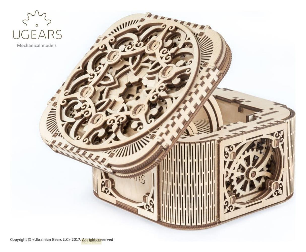 Eine aufwendig gestaltete mechanische Holzbox von Ugears mit offenem, geschnitztem Deckel und Zahnrädern.