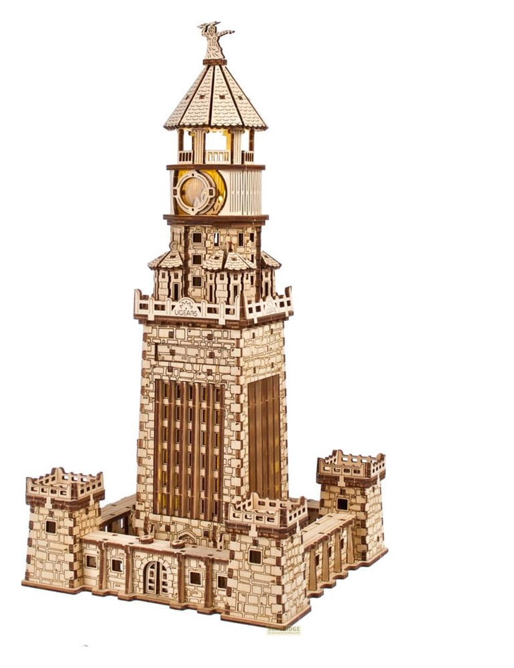 Un modello in legno di una torre in stile medievale con mura e merli collegati su sfondo bianco.