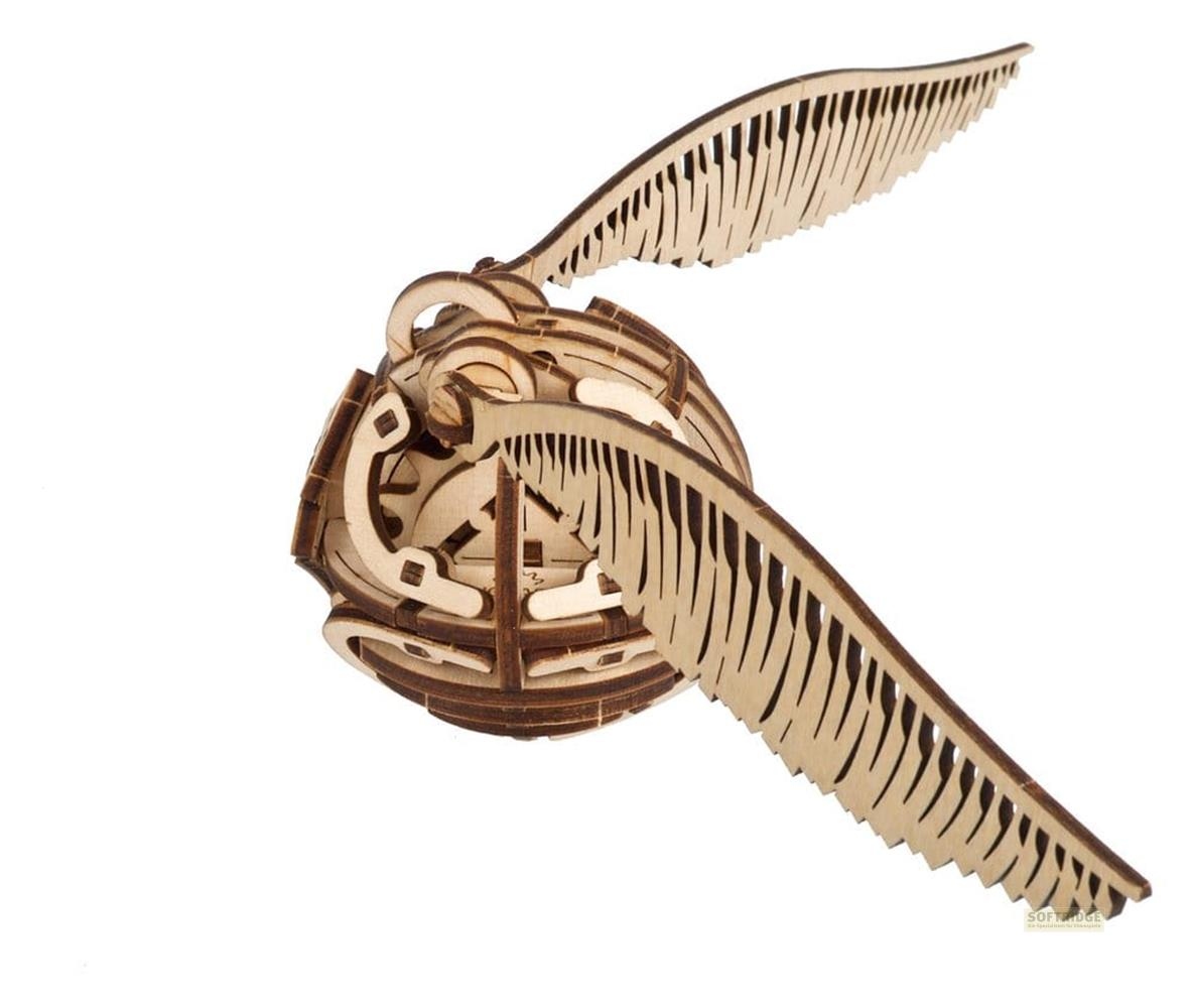 Un puzzle 3D in legno del Bocino d'Oro con ali dettagliate su sfondo bianco.