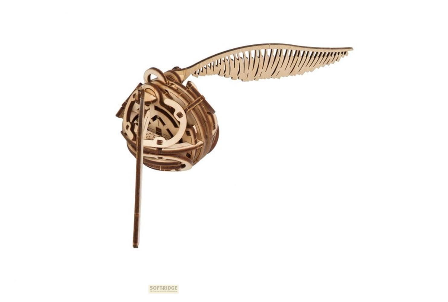 Un modello meccanico in legno del Boccino d'Oro di Harry Potter su sfondo bianco.