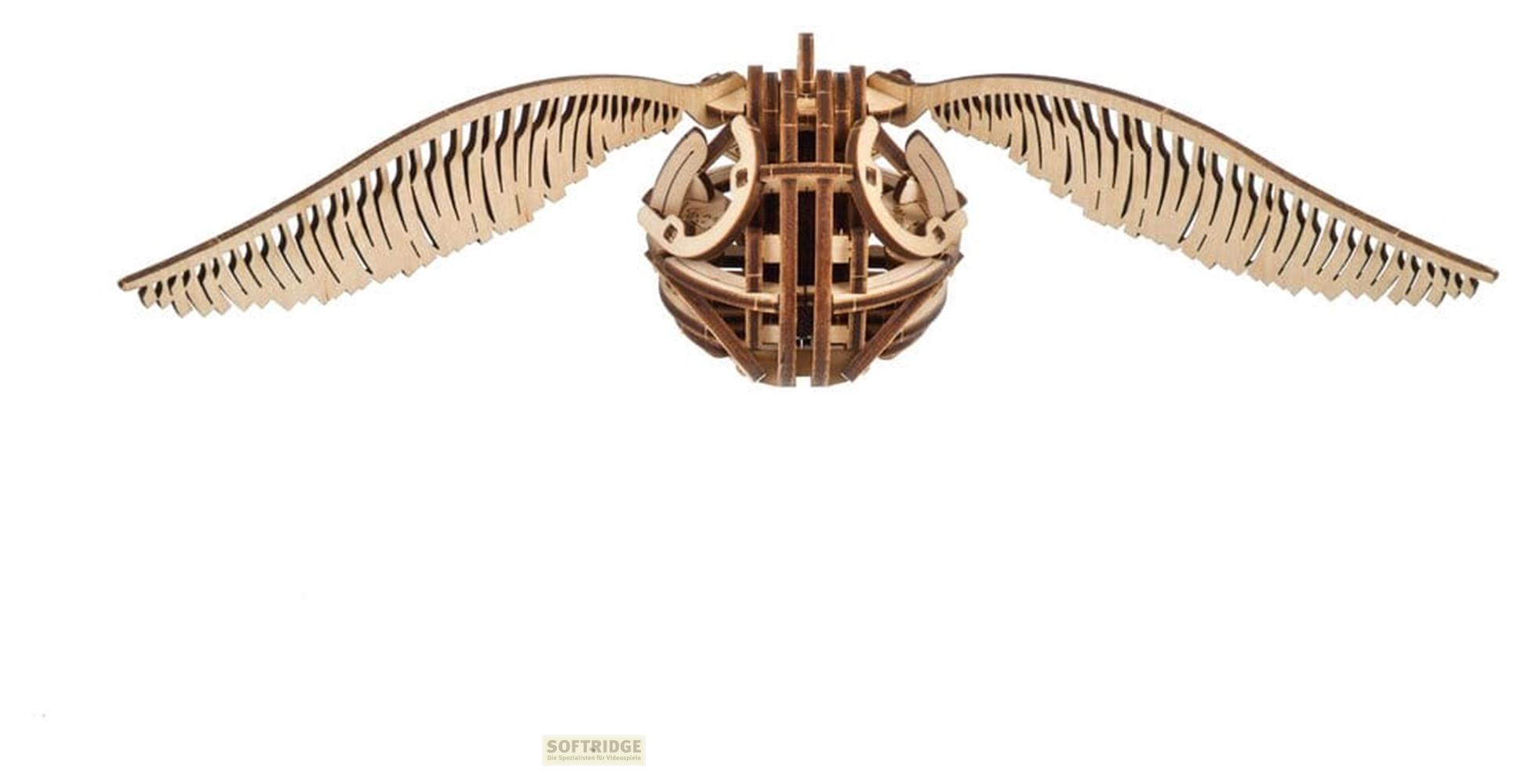 Un modello 3D in legno del Boccino d'Oro di Harry Potter con le ali spiegate su sfondo bianco.