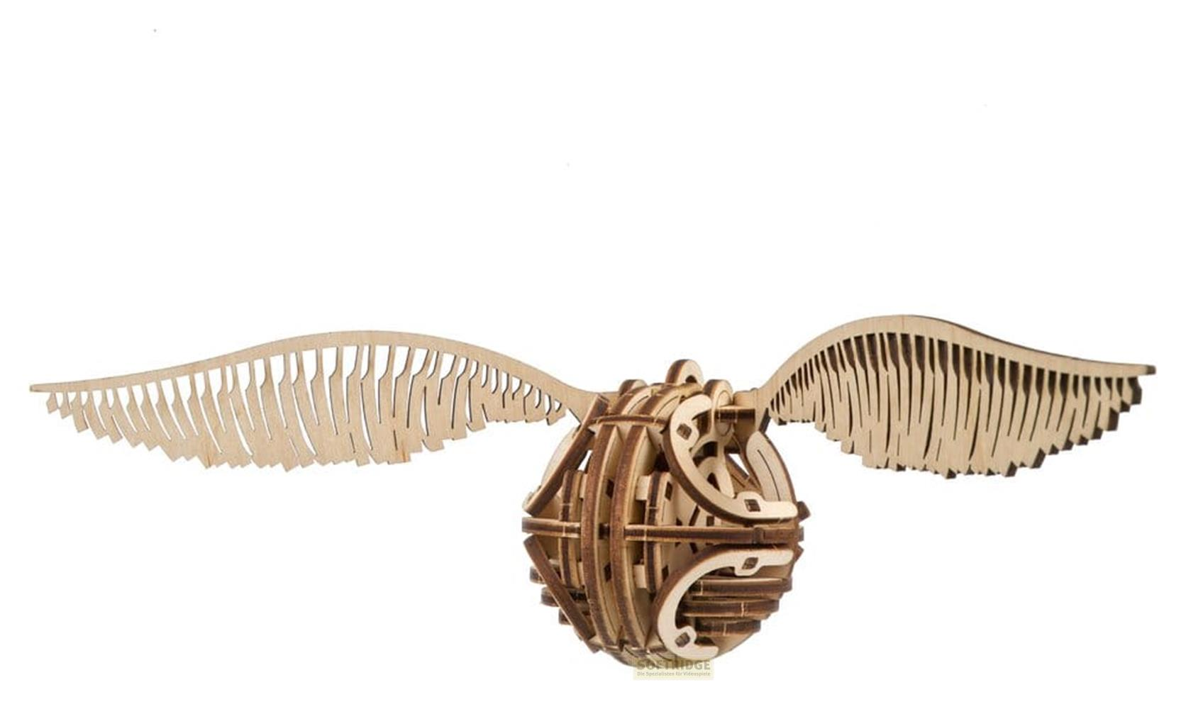 Un puzzle 3D in legno del Bocino d'Oro con ali dettagliate su sfondo bianco.