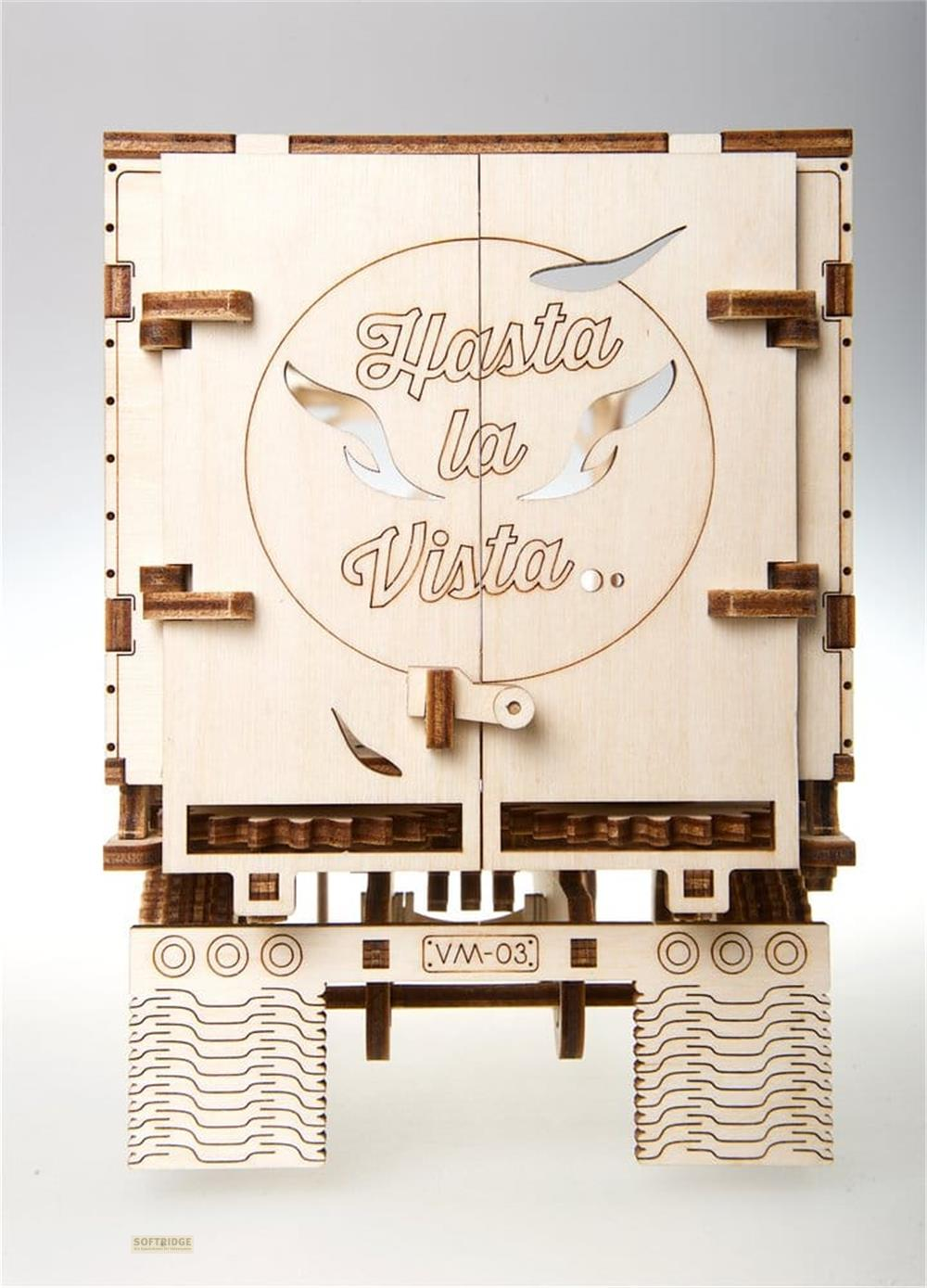 Retro di un camion in legno con inciso 'Hasta la Vista' sulle porte e targa 'VM-03'.