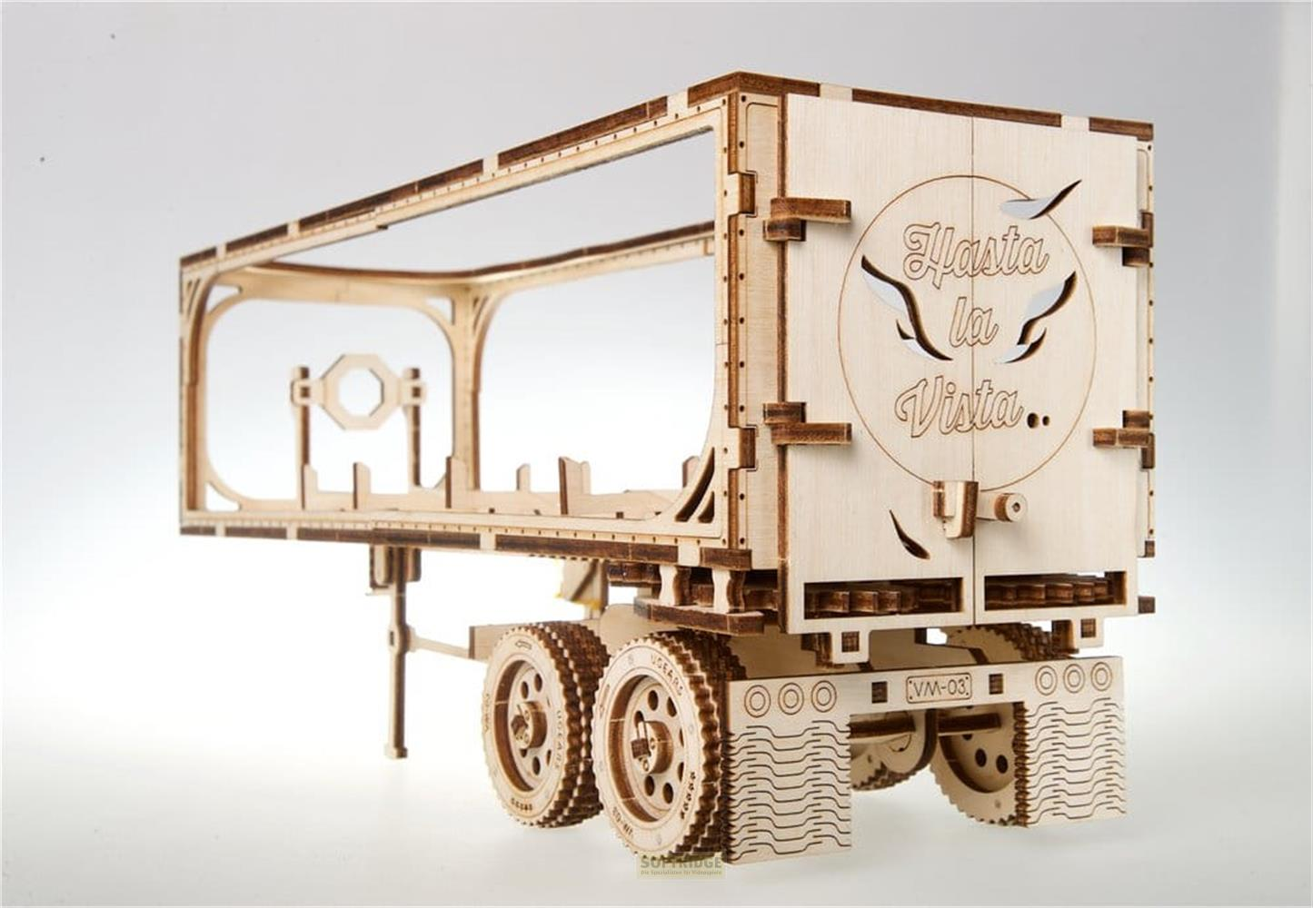 Un modello di rimorchio per camion in legno con la scritta Hasta la Vista sul retro.