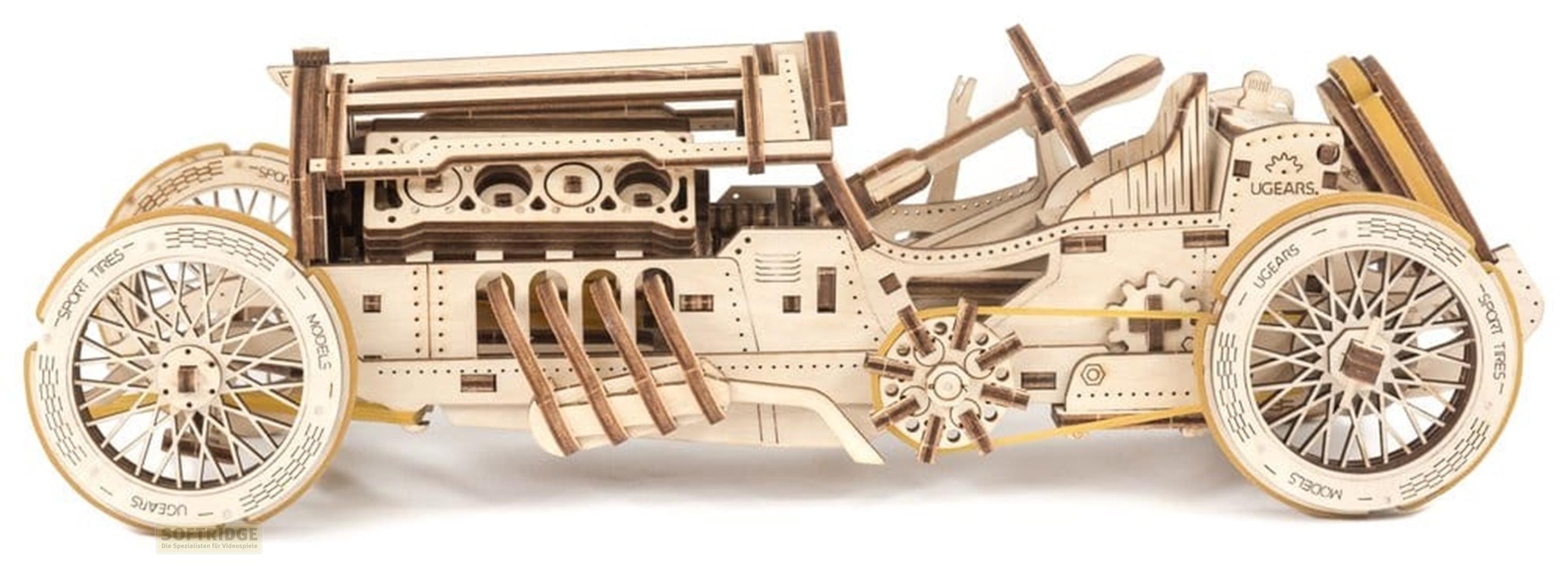 Ein detailliertes Holzmodell eines klassischen Oldtimers von Ugears mit sichtbaren Zahnrädern und Speichenrädern.
