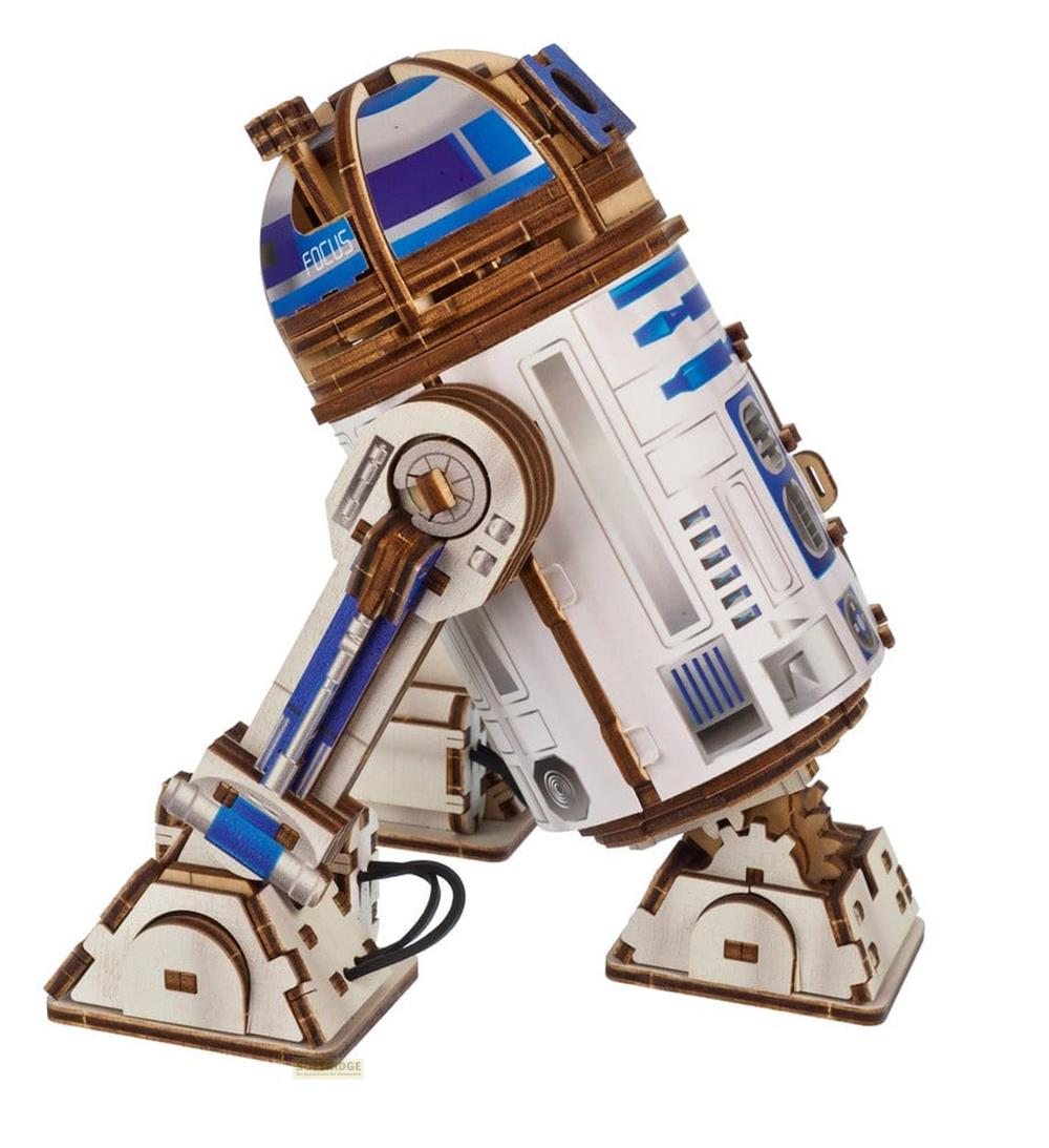 Ein Holzmodell von R2-D2 in Weiß, Braun und Blau vor schlichtem Hintergrund.