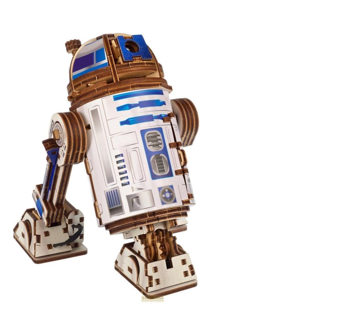 Ein detailgetreues Holzmodell des Droiden R2-D2 mit blauen und weißen Akzenten auf einem weißen Hintergrund.