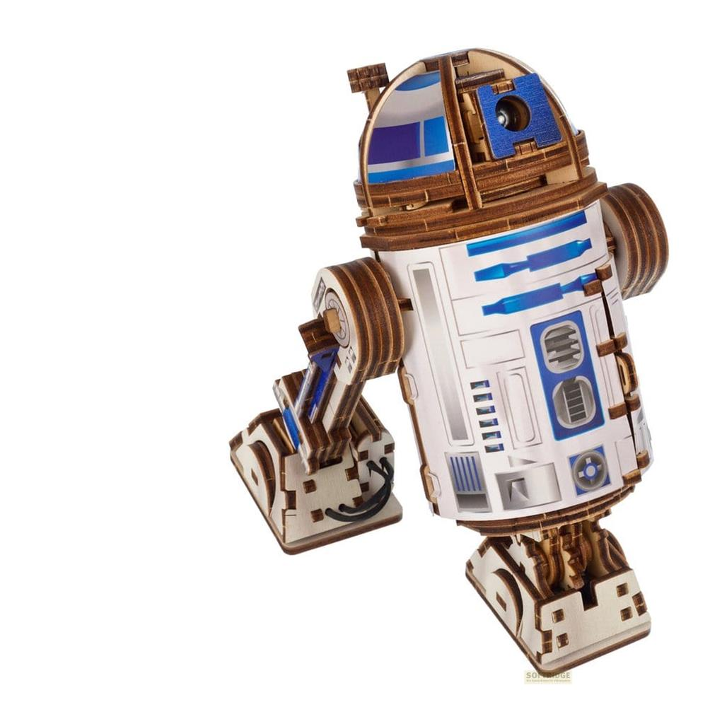 Ein Holzmodell von R2-D2 mit blauen und weißen Details vor weißem Hintergrund.