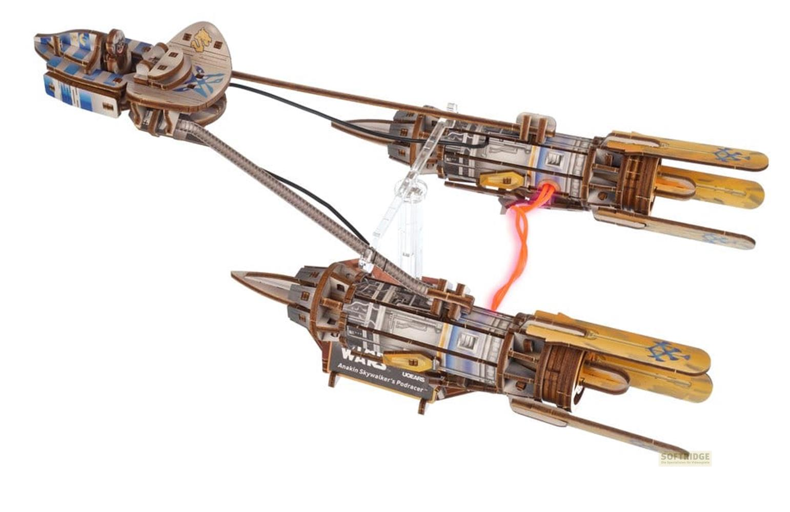 Ein hölzernes Anakin Skywalker Podracer Modell auf einem klaren Ständer vor weißem Hintergrund.