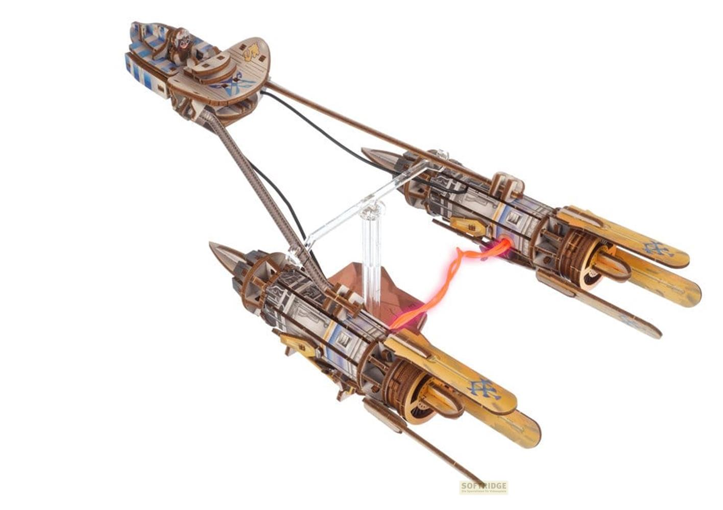 Ein hölzernes Podracer-Modell auf durchsichtigem Ständer mit zwei Triebwerken und rotem Plasmaband.