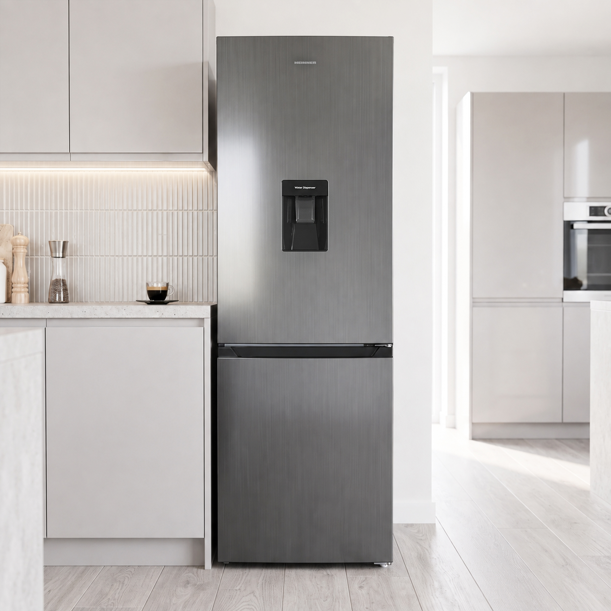 Grauer Edelstahl-Kühlschrank mit Wassertspender in einer modernen Küche mit beigen Schränken.