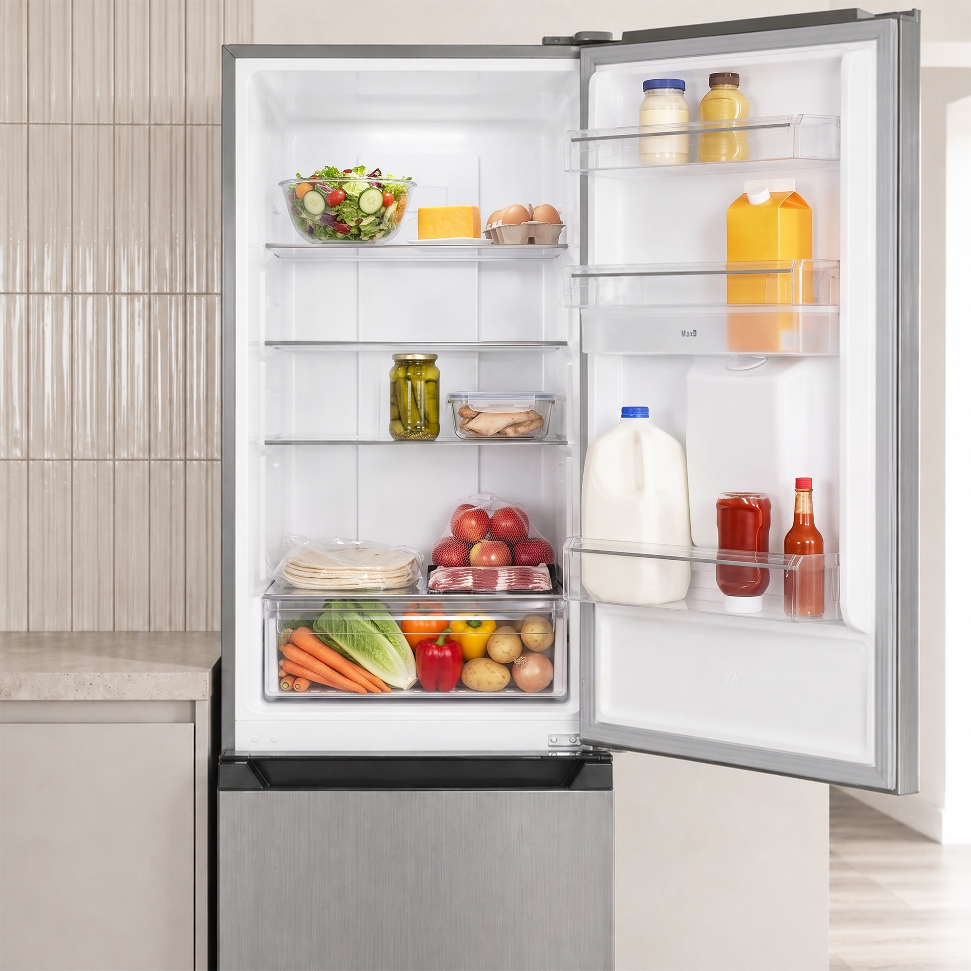 Ein offener silberner Kühlschrank mit frischem Gemüse, Salat, Milchprodukten und Getränken in den Regalen.