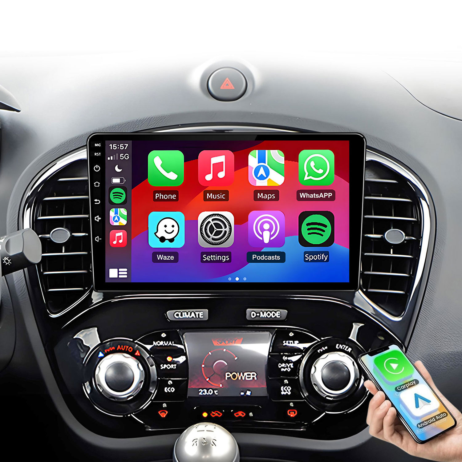 Cruscotto auto con ampio touchscreen e una mano che tiene uno smartphone a destra.