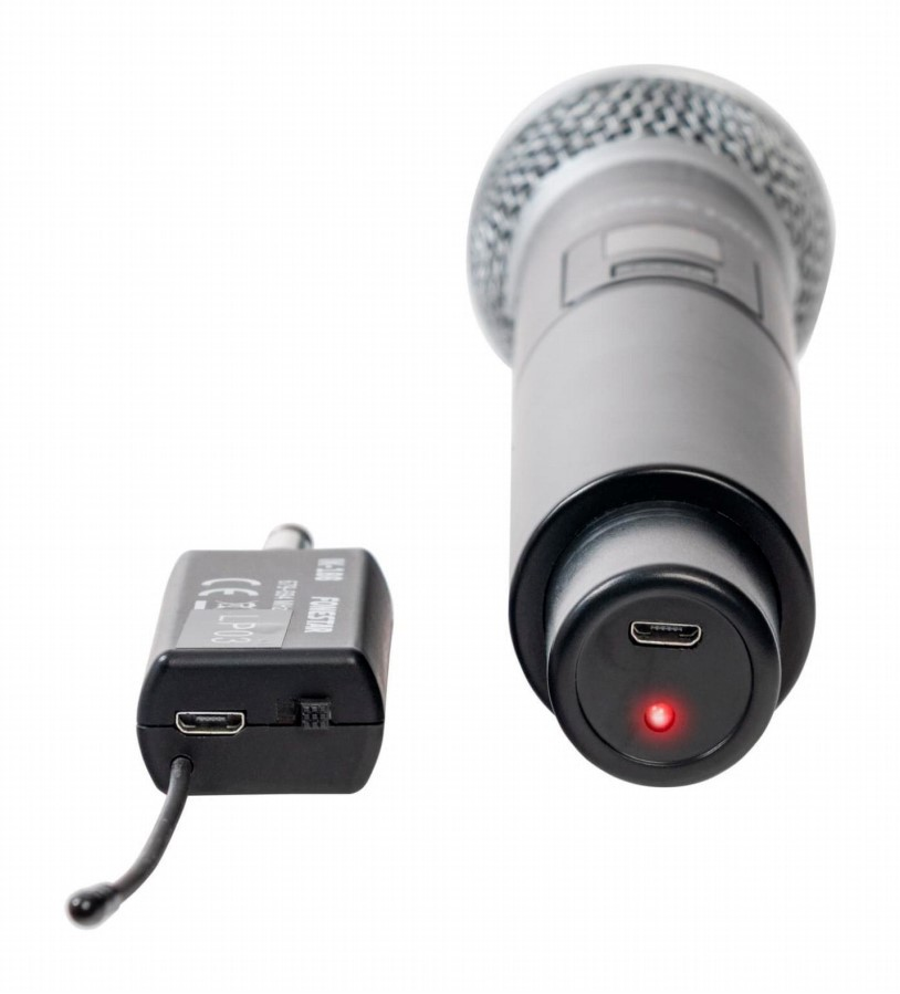 Un microfono wireless nero con griglia argentata e ricevitore nero con spia rossa su sfondo bianco.