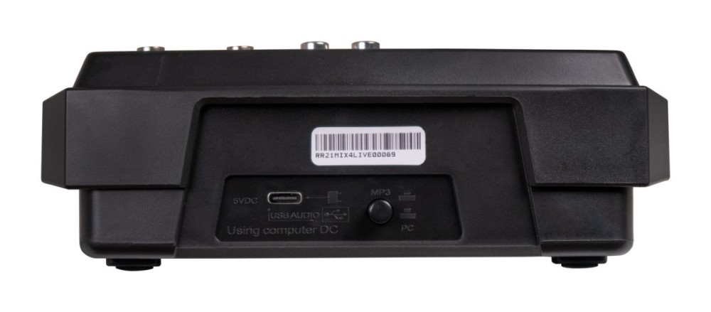 Vista trasera de un mezclador de audio negro con puerto USB-C, interruptor, código de barras y mandos sobre fondo blanco.