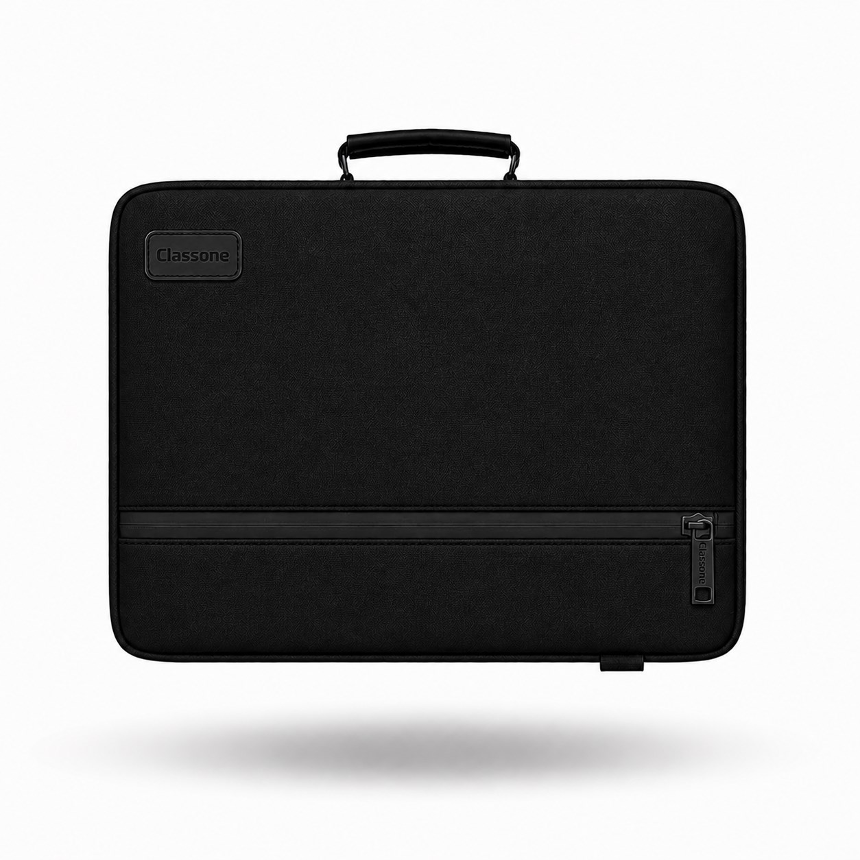 Beyaz arkaplanda kulplu ve fermuarlı cepli siyah Classone laptop çantası.