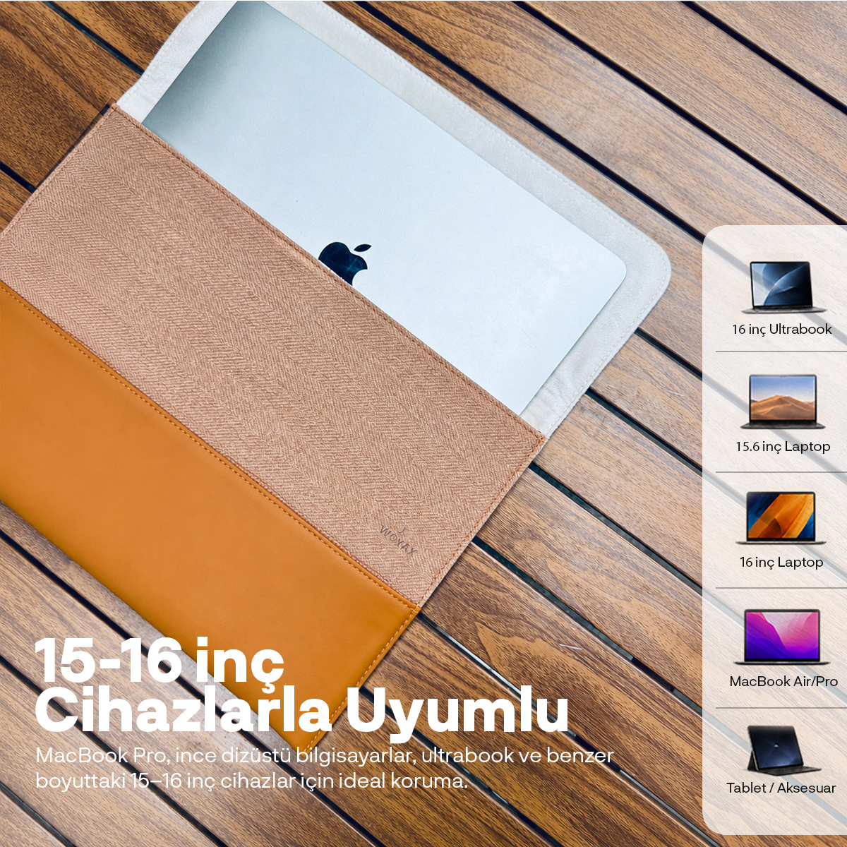 Ahşap masada uyumlu cihaz boyutları gösteren laptop kılıfı.