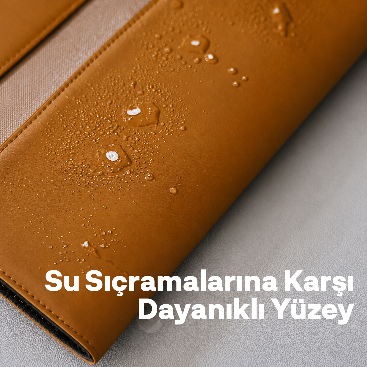 Su dayanıklılığını gösteren kahverengi deri yüzey üzerindeki su damlacıkları.