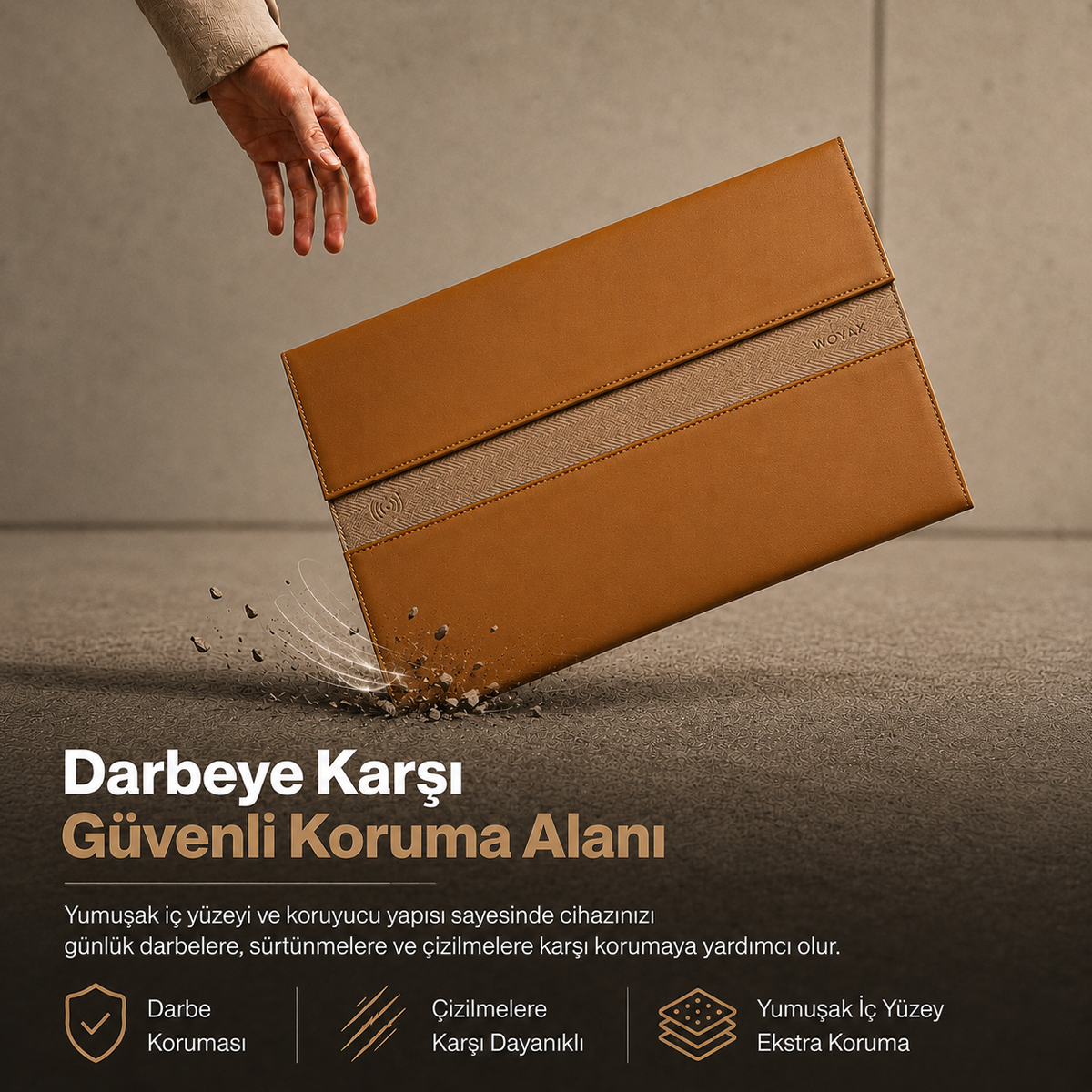 Bir el, kahverengi bir laptop kılıfını sert bir zemine düşürerek koruma özelliklerini gösteriyor.