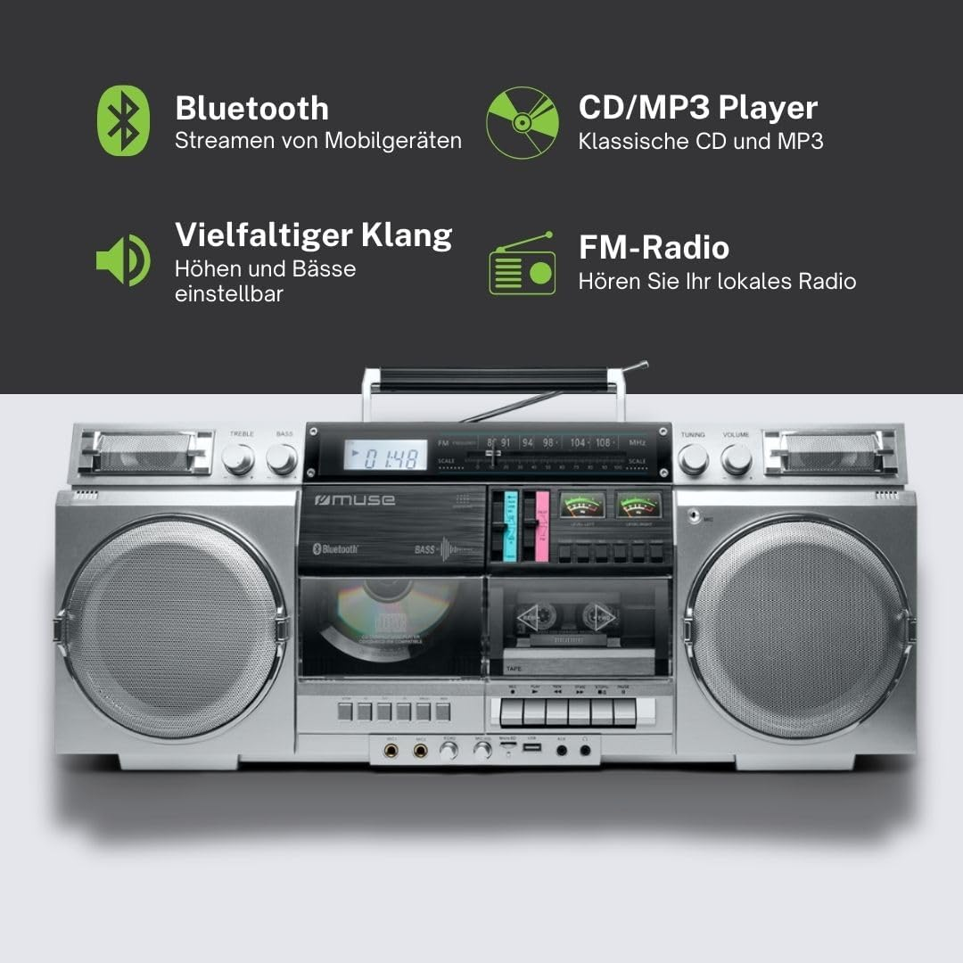 Un boombox retro argentato con grandi altoparlanti, lettore CD, piastra per cassette, Bluetooth e radio FM.
