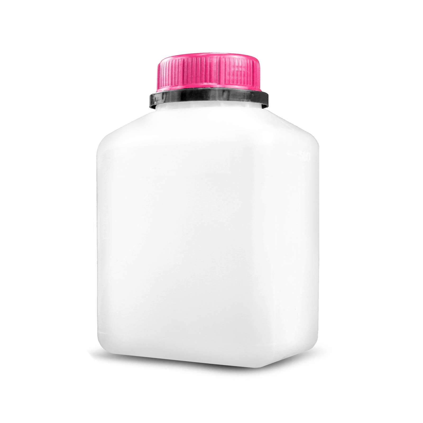 Eine weiße quadratische Plastikflasche mit einem hellroten Schraubverschluss auf weißem Hintergrund.