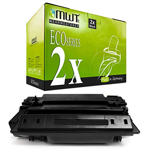 Eine schwarze Drucker-Tonerkartusche vor einer grünen MWT Eco Series Verpackung auf weißem Hintergrund.